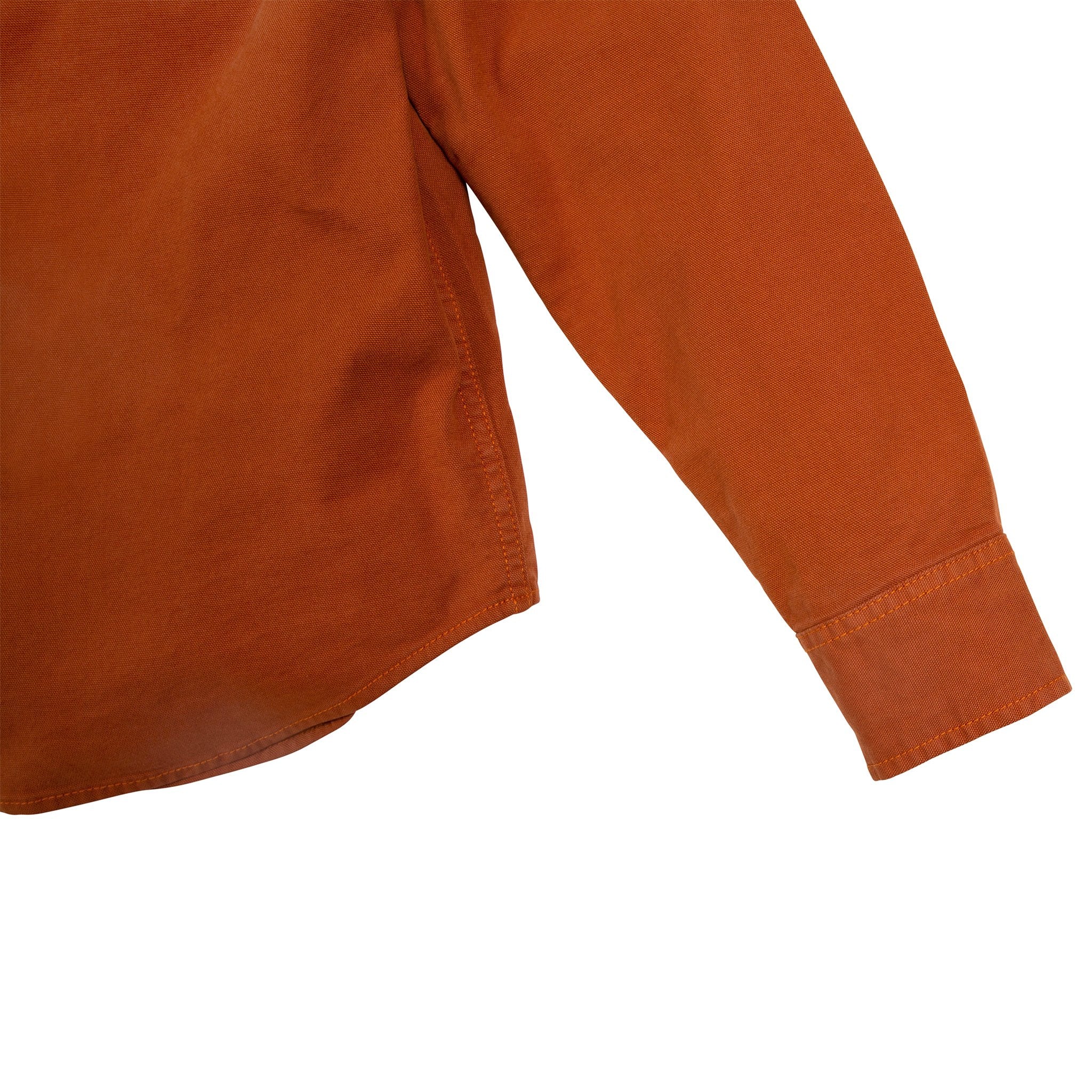 Detailaufnahme des Topo Designs Herren Dirt Shirt in Brick Orange mit Ärmelbündchen.