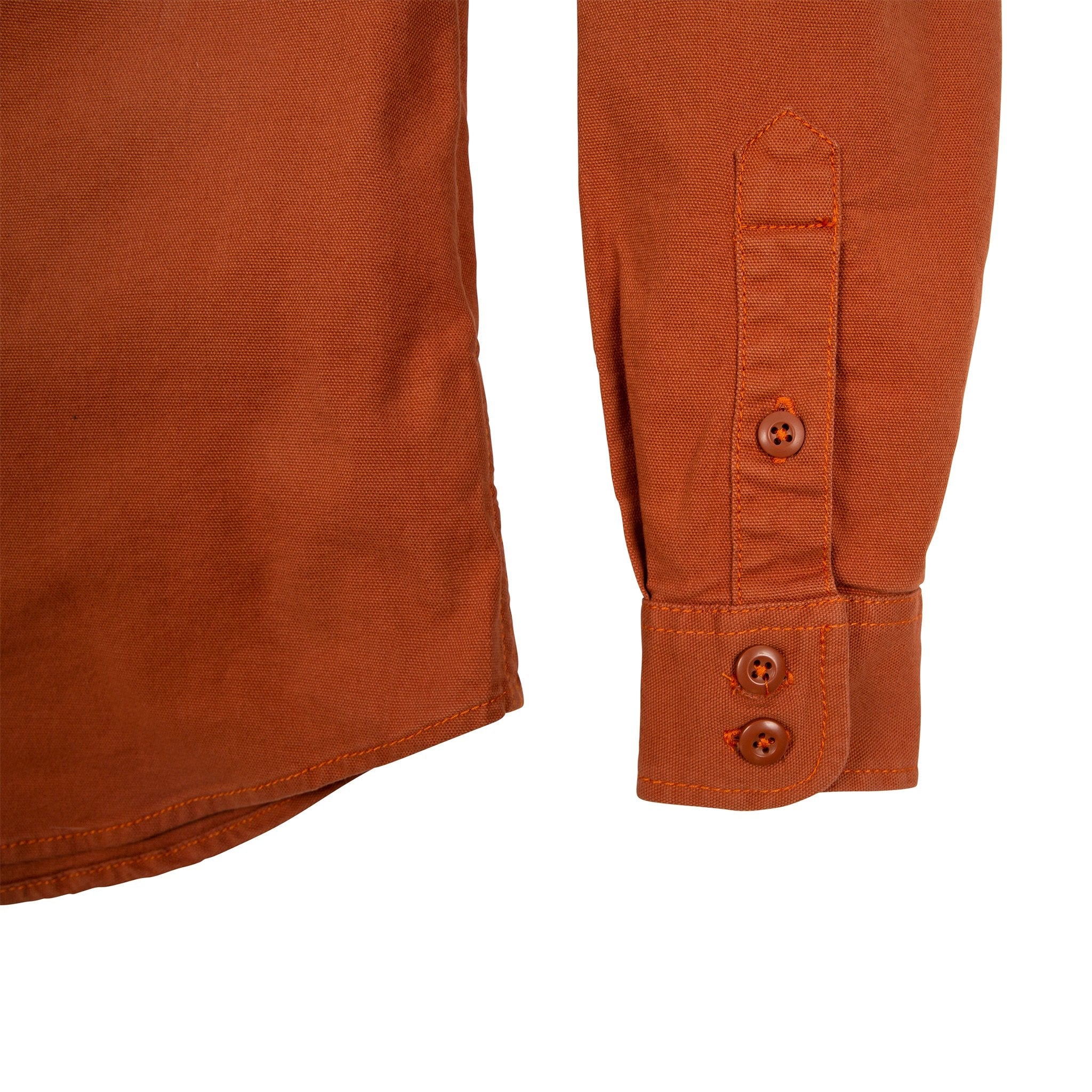 Detailaufnahme des Topo Designs Damen Dirt Shirt in Ziegelorange mit Knöpfen an der Ärmelmanschette.