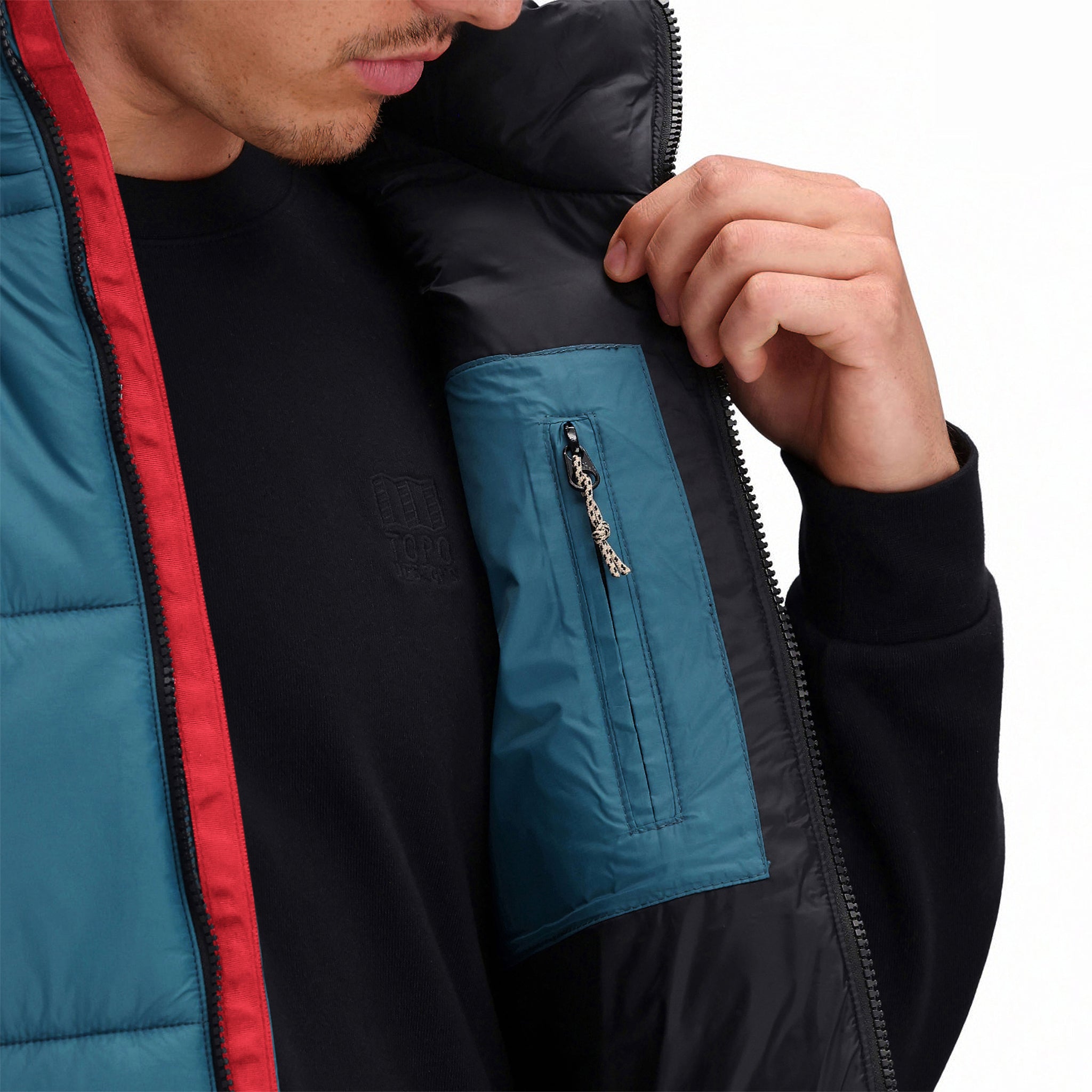 Allgemeine Modellaufnahme der Topo Designs Herren Mountain Puffer recycelte isolierte Weste in "Pond Blue" mit Brustinnentasche.