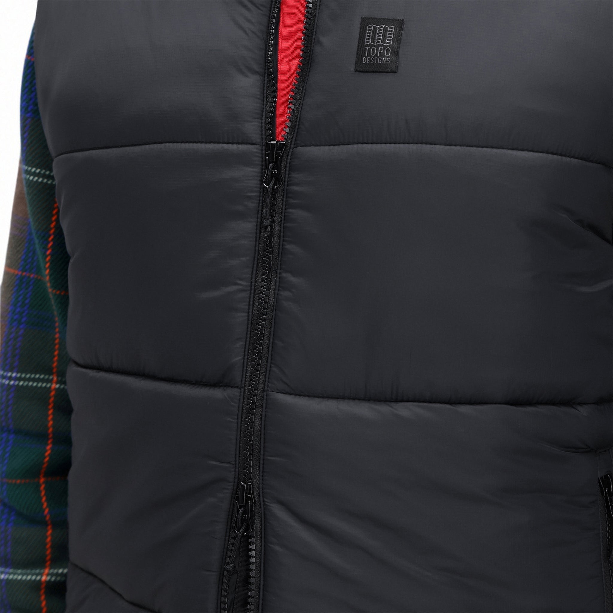 Detailaufnahme der Vorderseite der Topo Designs Herren Mountain Puffer recycled insulated Vest in "Black" mit Doppelreißverschluss.