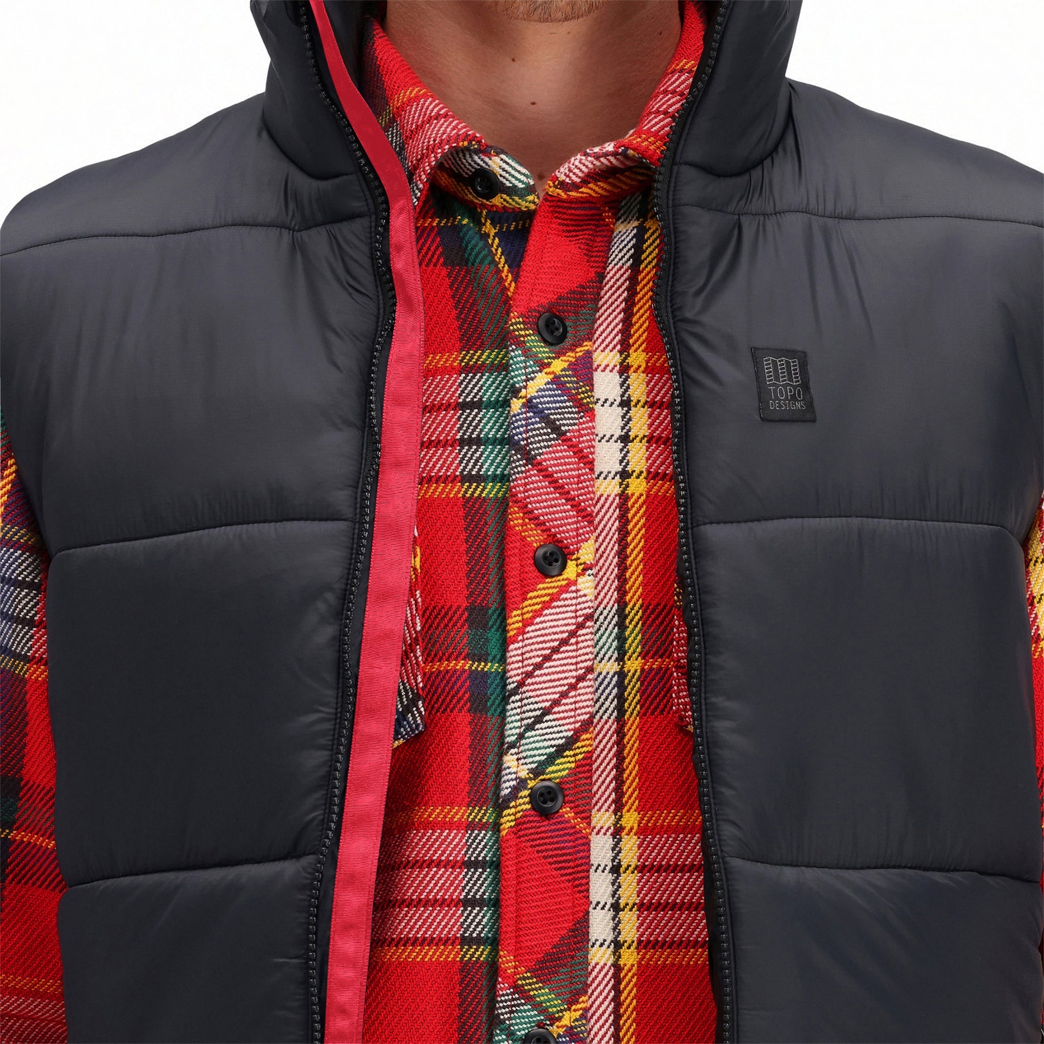 Detailaufnahme der Vorderseite der Topo Designs Herren Mountain Puffer recycled insulated Vest in "Black".