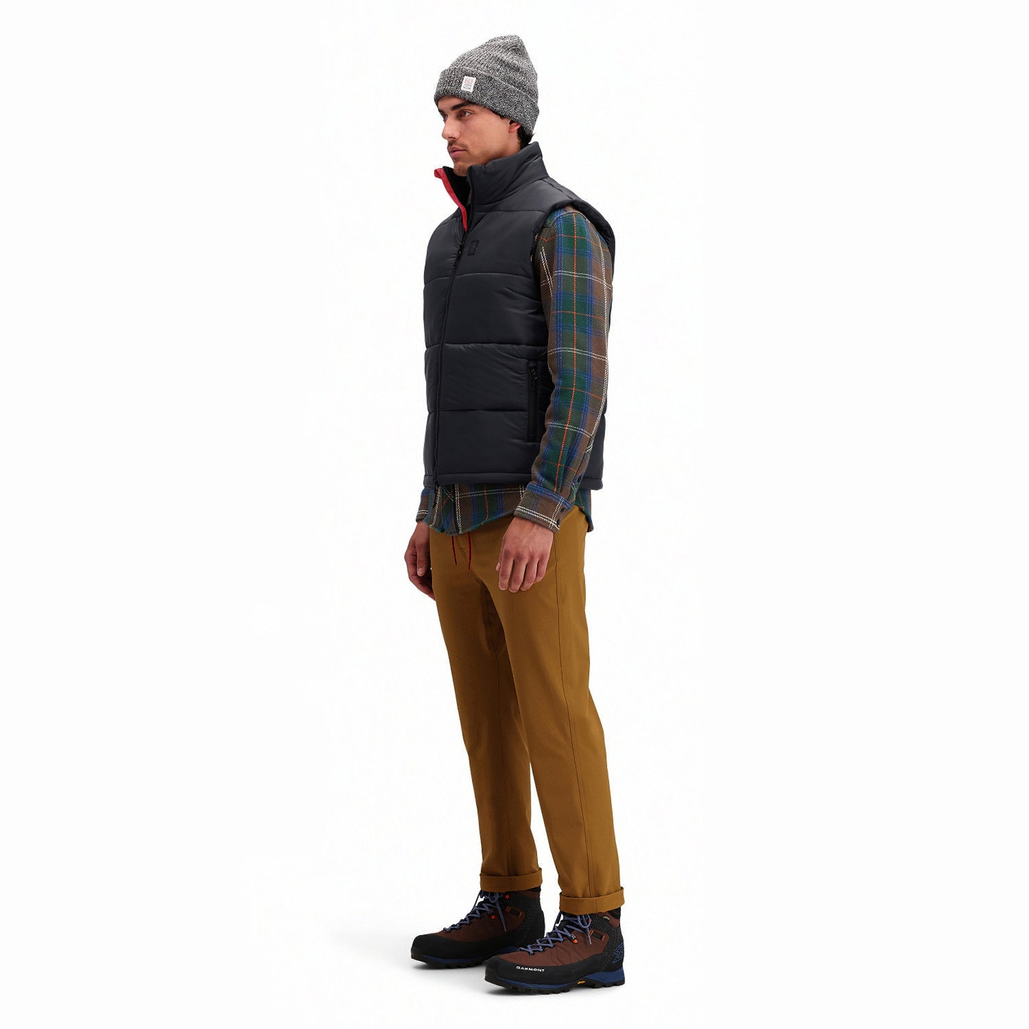 Seitliche Modellaufnahme der Topo Designs Herren Mountain Puffer recycled insulated Vest in "Black".