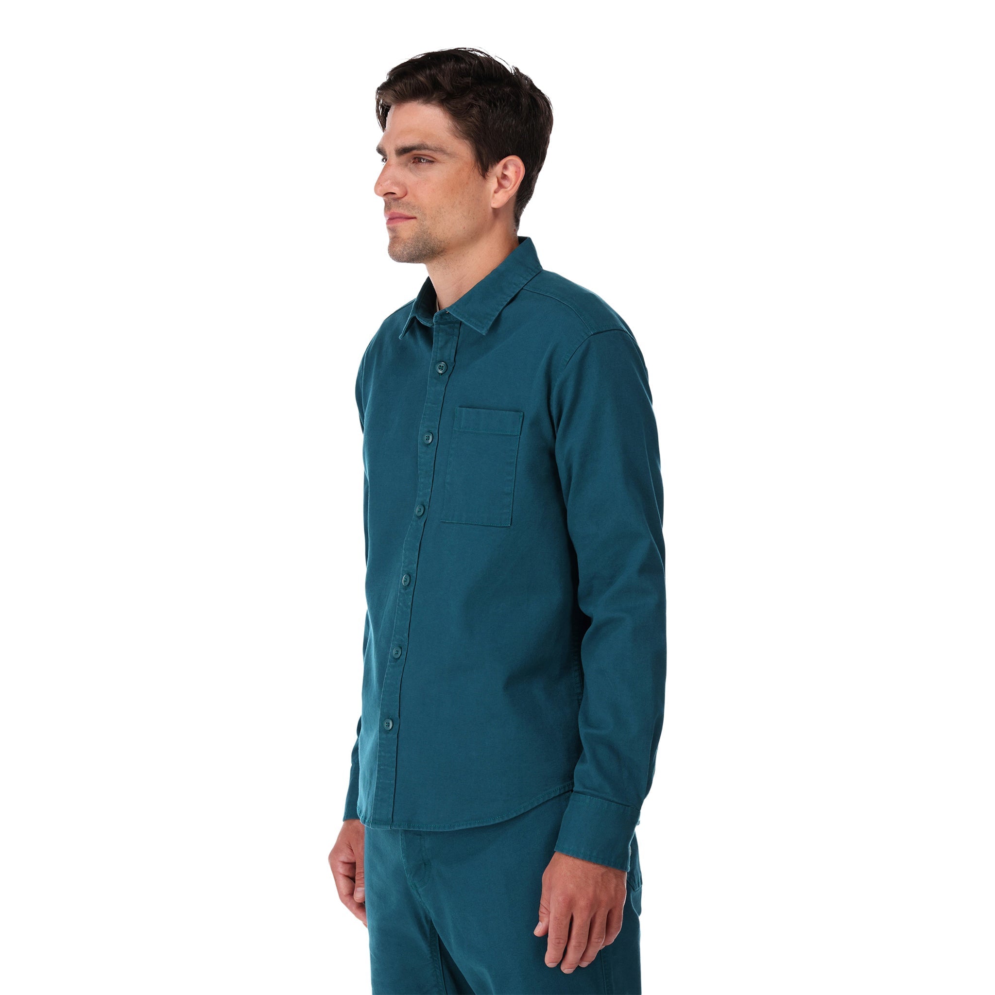 Topo Designs Herren Dirt Shirt Langarm-Knopfleiste aus Bio-Baumwolle in "pond blue" auf der Modellseite.