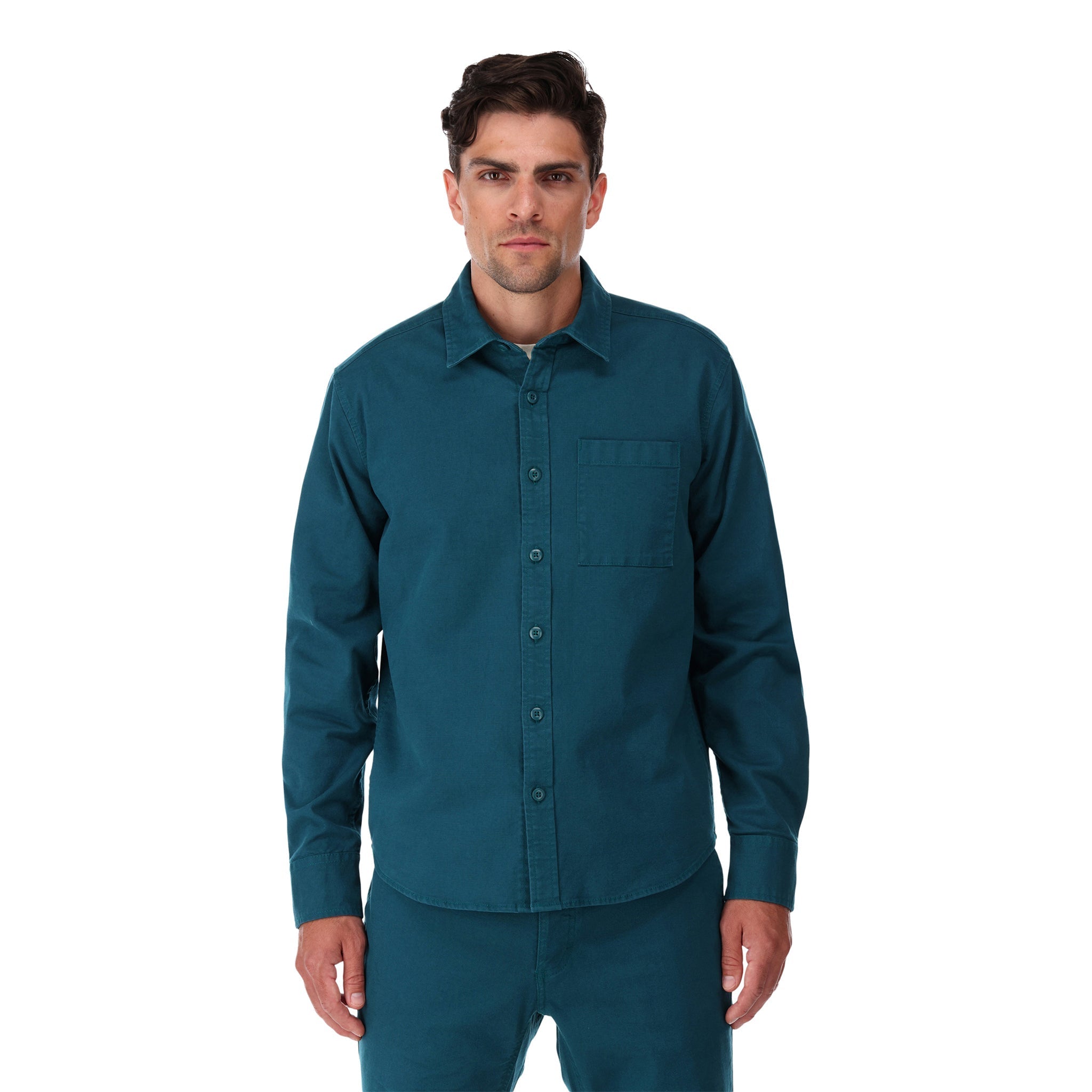 Topo Designs Herren Dirt Shirt Langarm-Knopfleiste aus Bio-Baumwolle in "pond blue" auf der Modellfront.