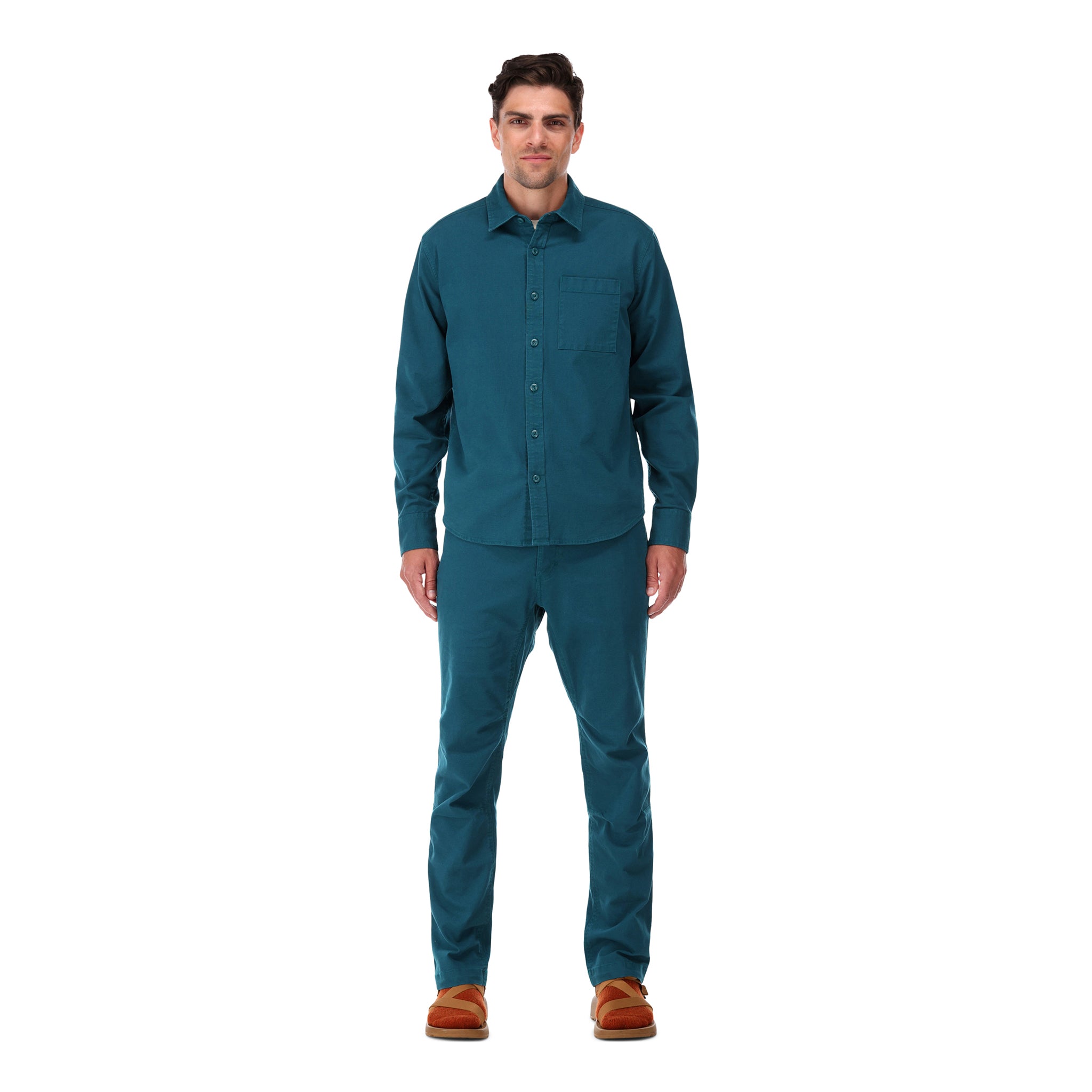 Topo Designs Herren Dirt Shirt Langarm-Knopfleiste aus Bio-Baumwolle in "pond blue" auf der Vorderseite des Modells, zu sehen in "dark khaki", "charcoal" und "brick".