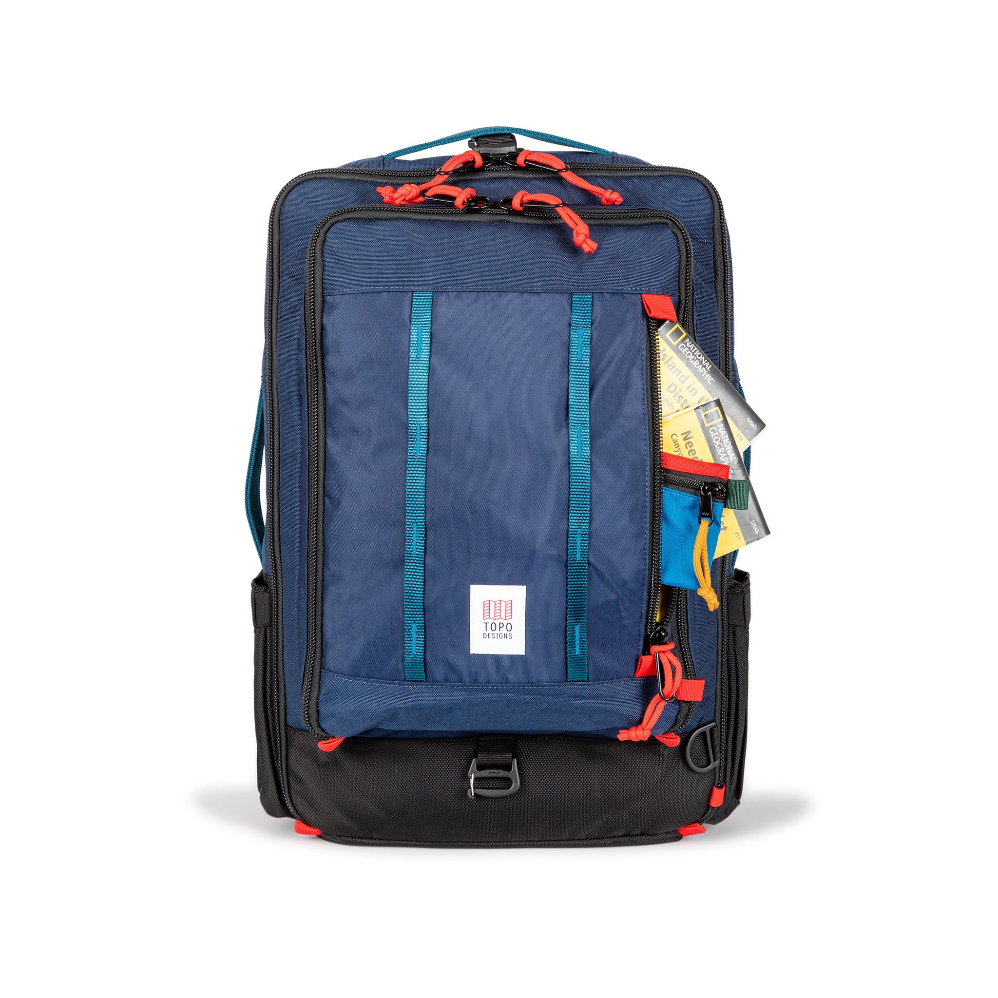 Allgemeine Aufnahme von Topo Designs Global Travel Bag 30L Durable Carry On Convertible Laptop Travel Backpack in Marineblau mit Karten, die vordere Reißverschlusstasche.