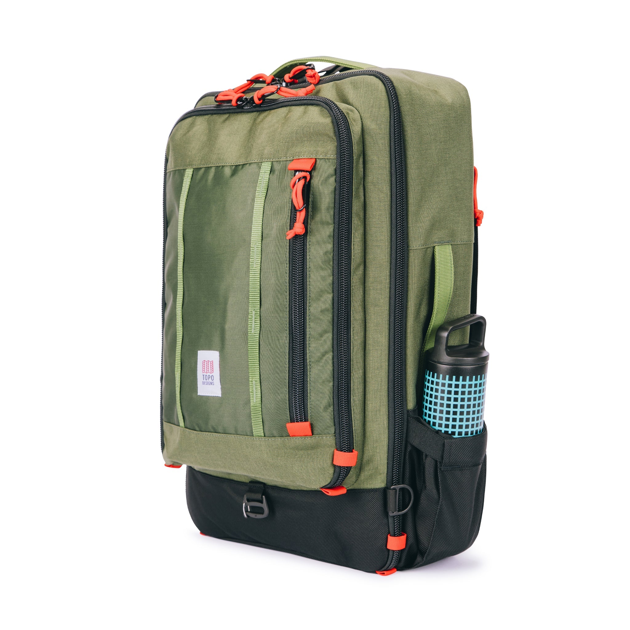 Allgemeine Aufnahme der Wasserflasche in der erweiterbaren Seitentasche des Topo Designs Global Travel Bag 40L Durable Carry On Convertible Laptop Travel Backpack in Olive Grün.