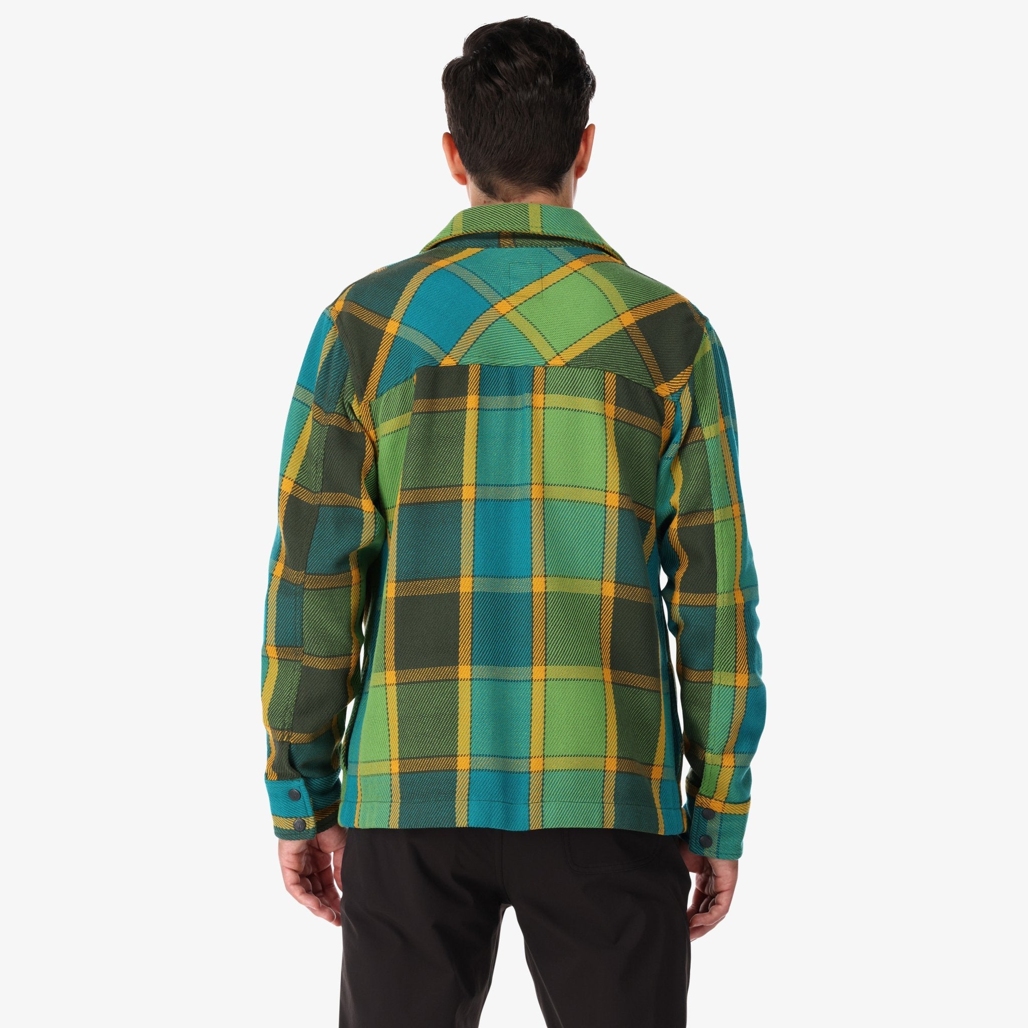 Rückseite der Topo Designs Herren Mountain Shirt Jacket in Olivgrün Gold kariert am Modell.