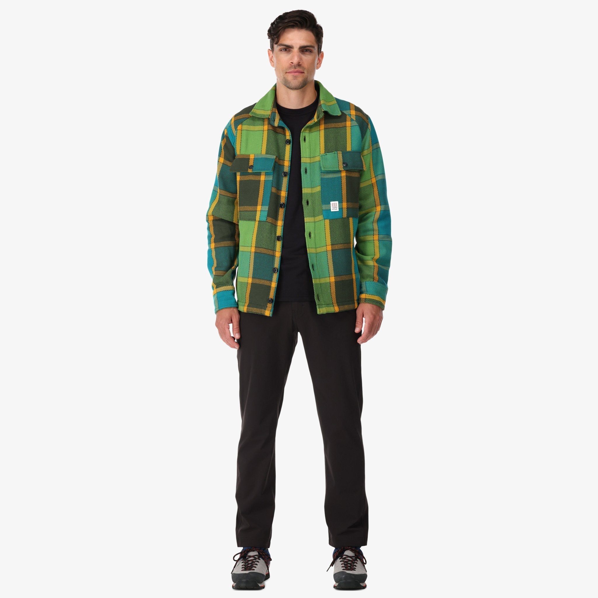 Topo Designs Herren Mountain Shirt Jacke in Olivgrün Gold kariert auf Modell.