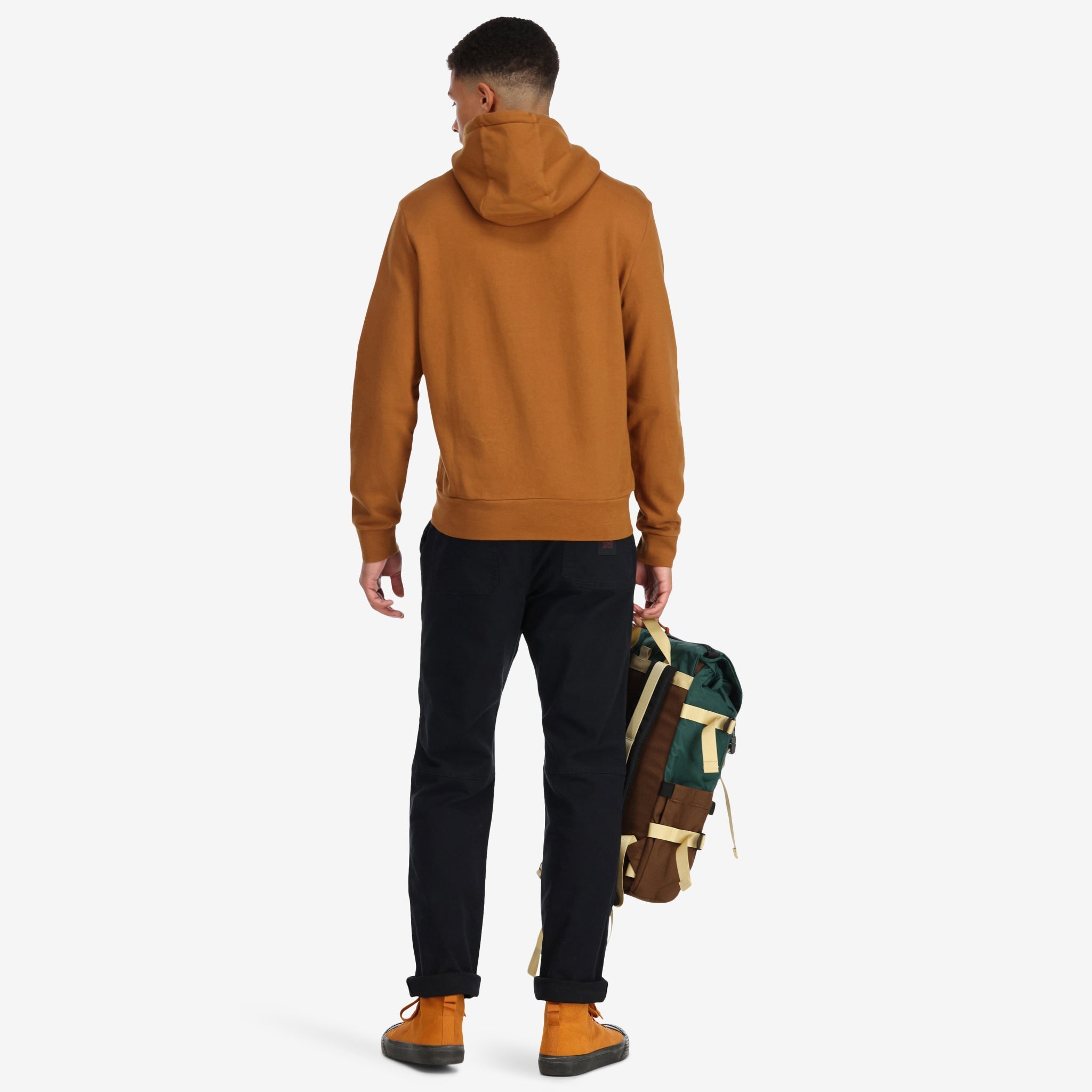 Rückenmodell von Topo Designs Herren Dirt Hoodie 100% Bio-Baumwolle French Terry Sweatshirt in "earth" braun. Zeige auf "pond blue"