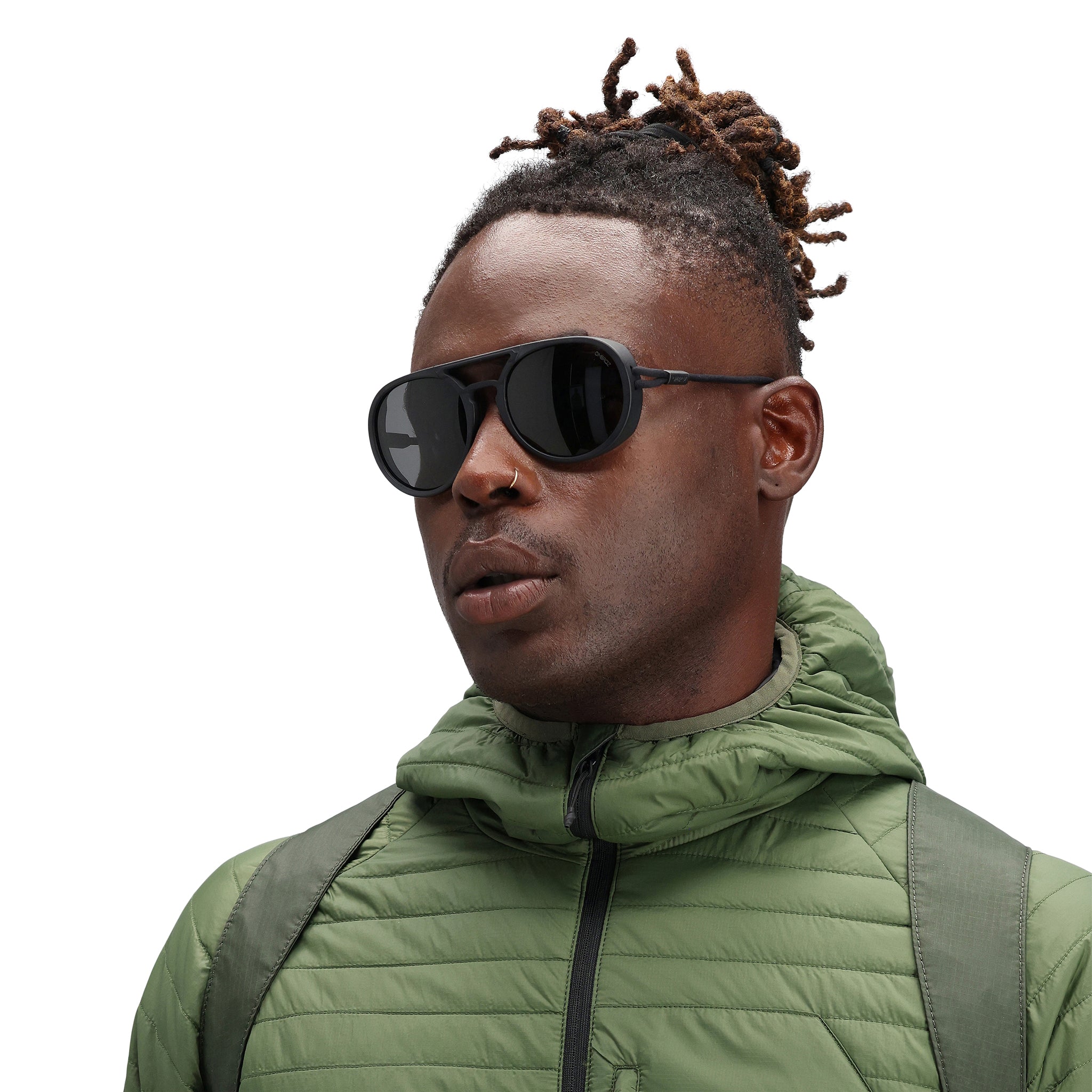 Detailaufnahme des Halses des Models, das die Topo Designs Herren Global Puffer packbare, isolierte Kapuzenjacke in "olive" grün trägt.