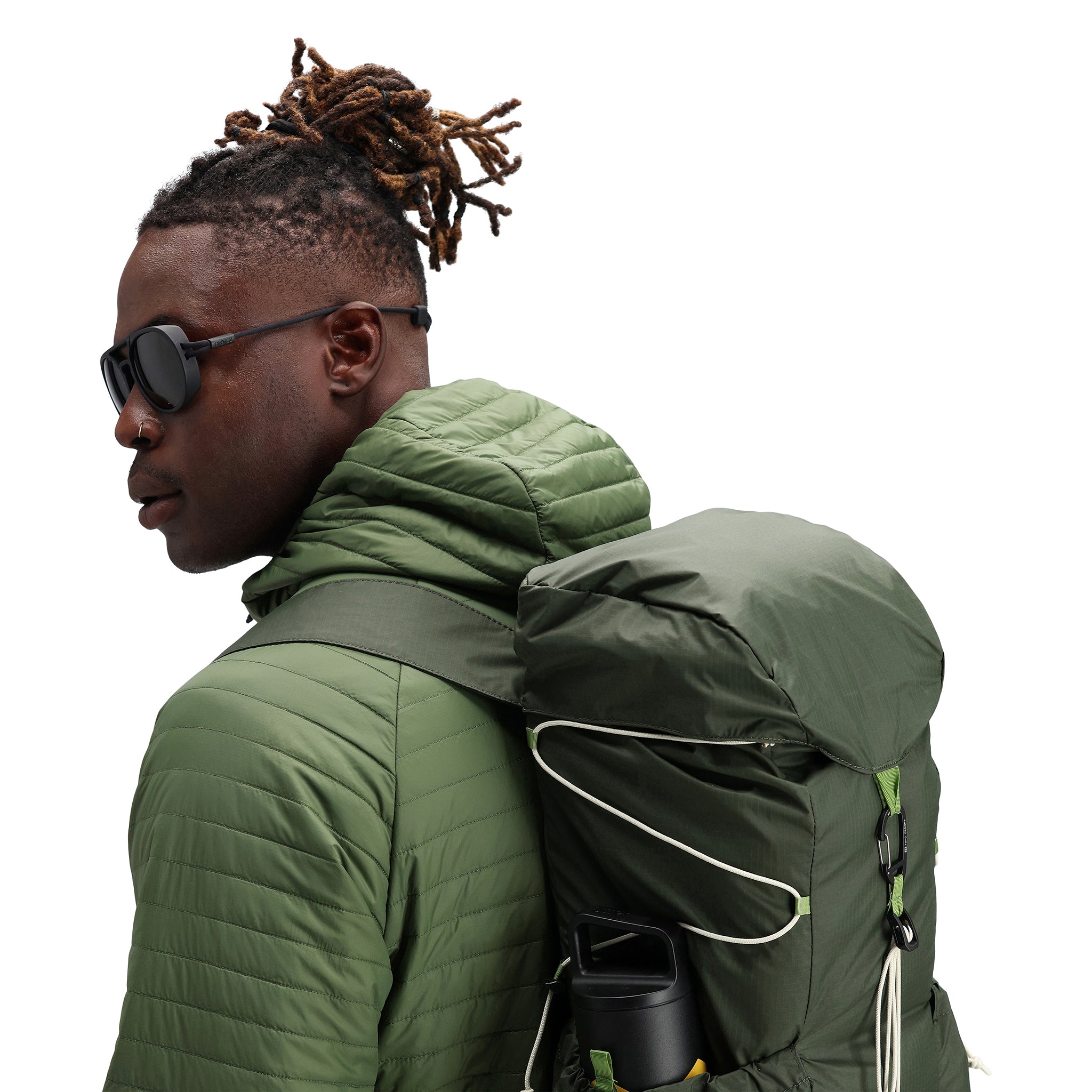 Detailaufnahme der Kapuze des Models, das die Topo Designs Herren Global Puffer packbare, recycelte, isolierte Hoodie-Jacke in "olive" grün trägt.