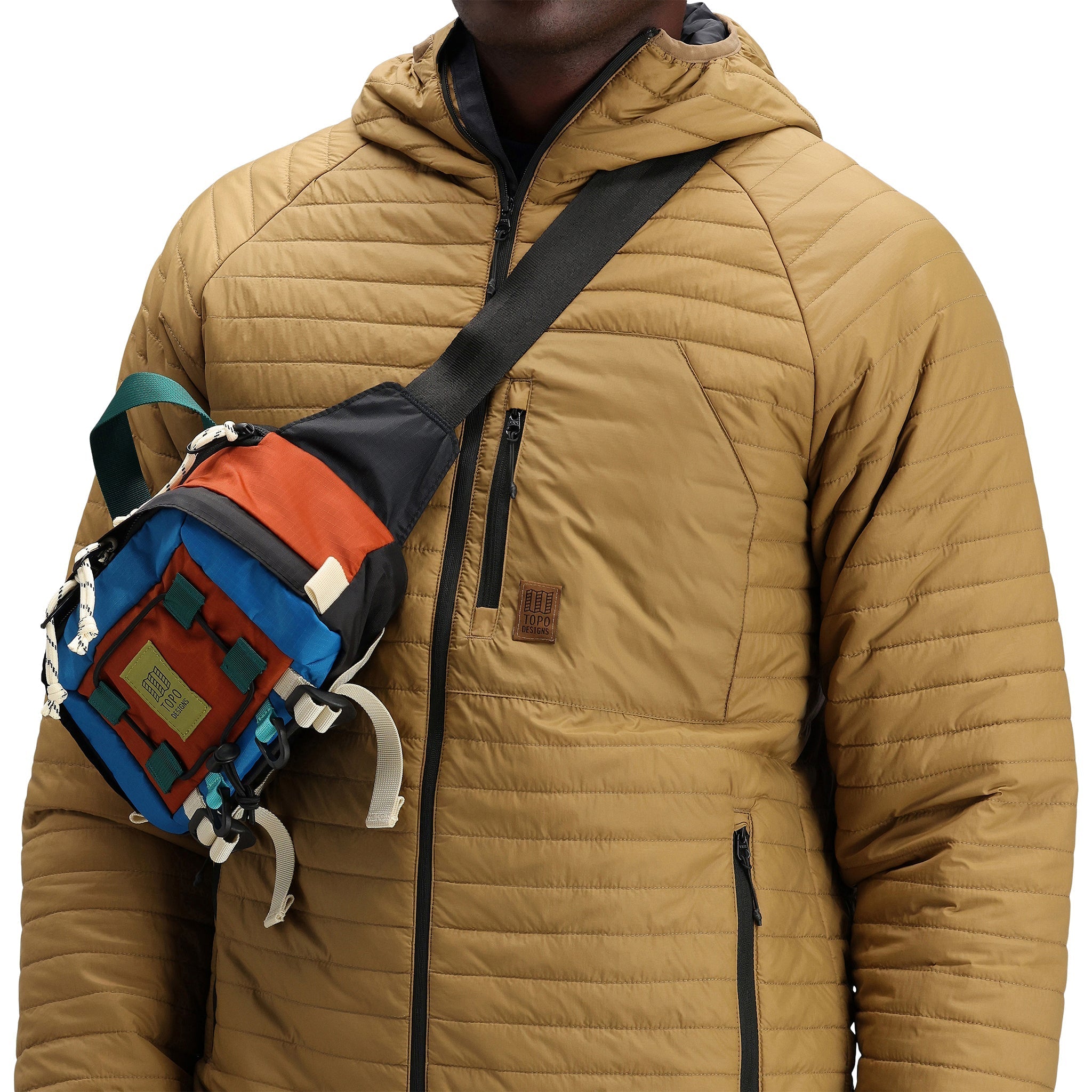 Frontmodell der Topo Designs Herren Global Puffer packbare recycelte isolierte Hoodie Jacke in "dark khaki" braun