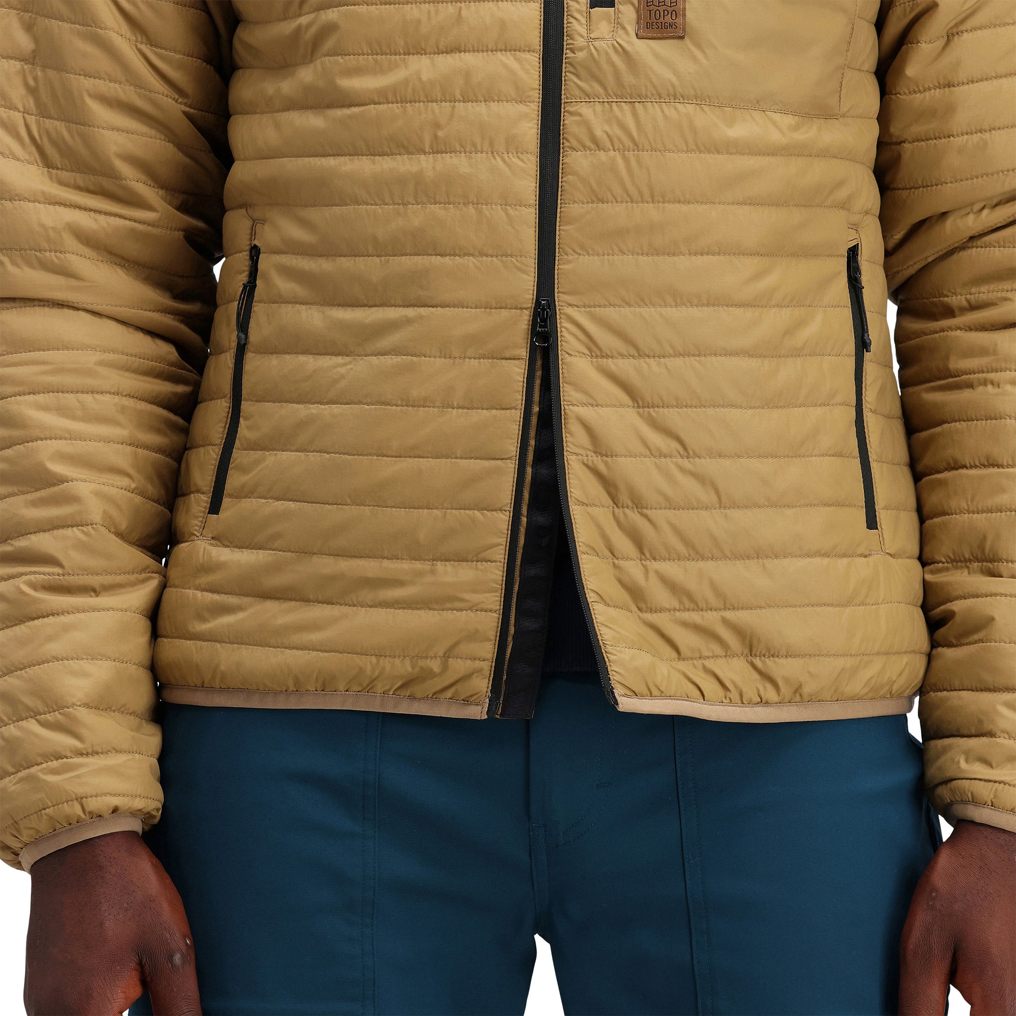 Vordere Modellaufnahme des Doppelreißverschlusses der Topo Designs Herren Global Puffer packbare recycelte isolierte Hoodie Jacke in "dark khaki" braun