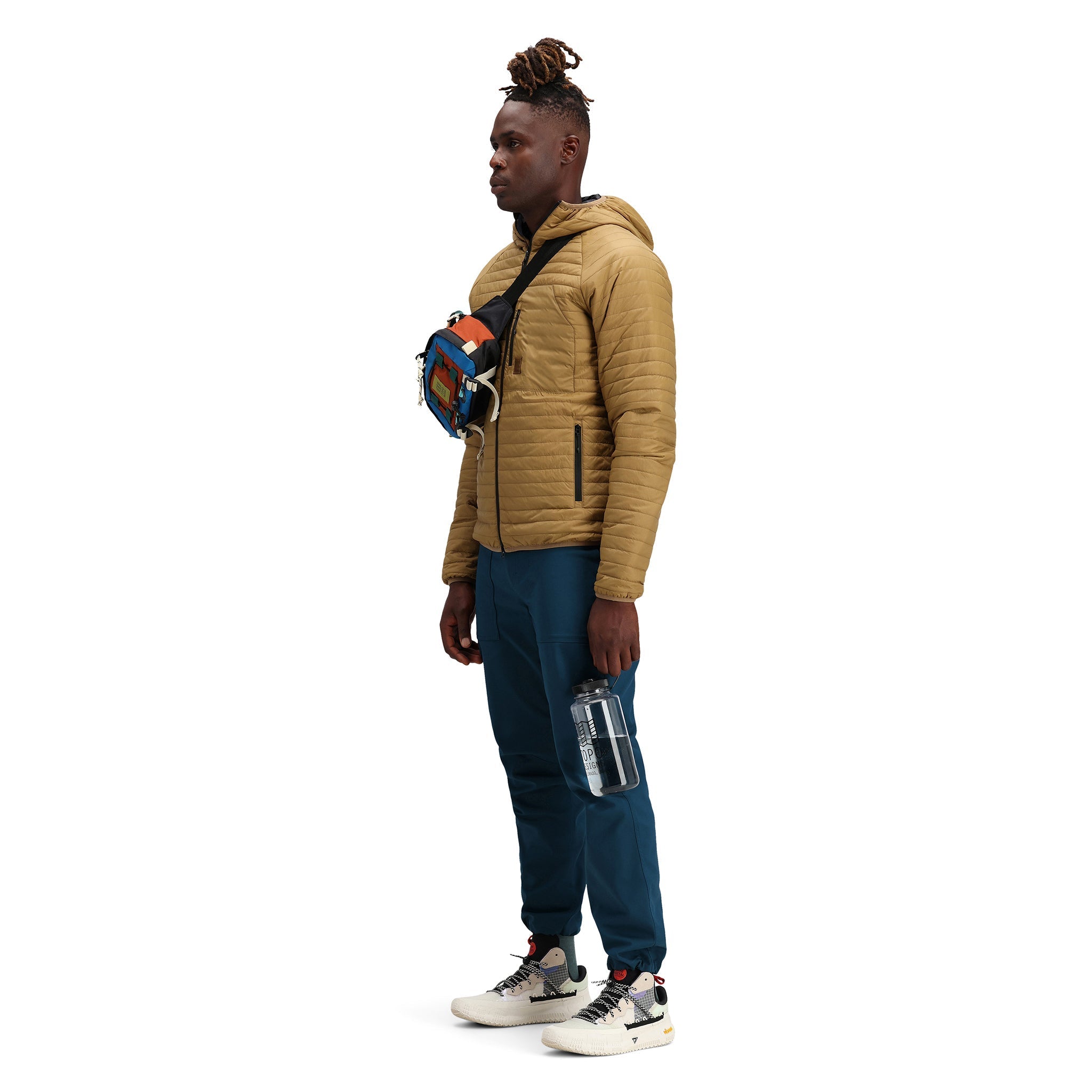 Frontmodell der Topo Designs Herren Global Puffer packbare recycelte isolierte Hoodie Jacke in "dark khaki" braun