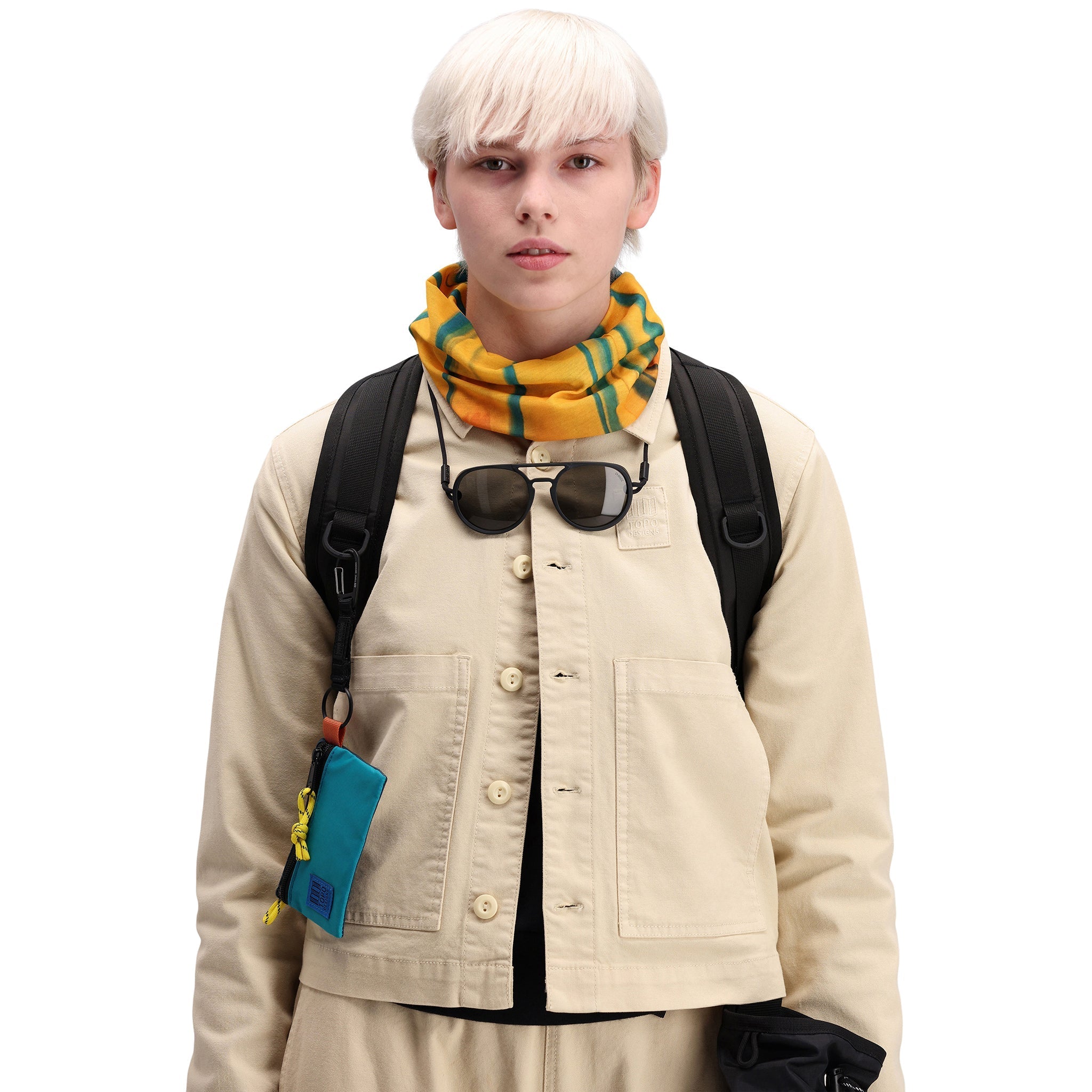 Frontmodell der Topo Designs Damen Dirt Jacket 100% Bio-Baumwolle Shirtjacke in "sand" braun weiß