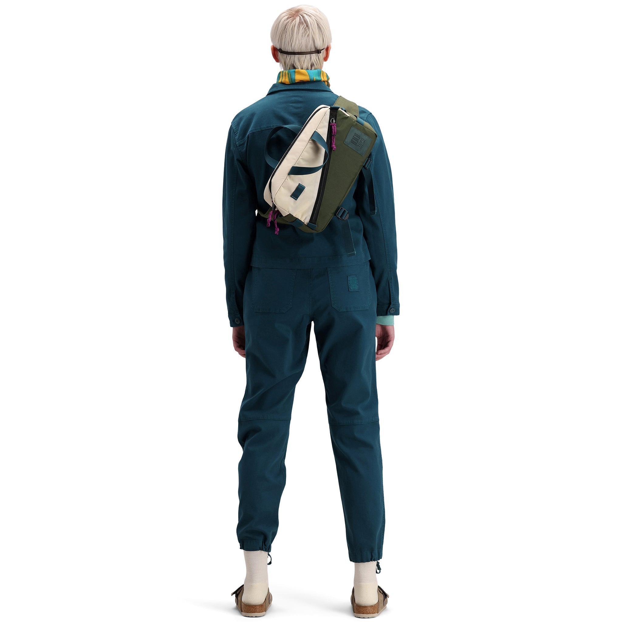 Rückseitige Modellaufnahme der Topo Designs Damen Dirt Jacket 100% Bio-Baumwolle Shirtjacke in "pond blue".