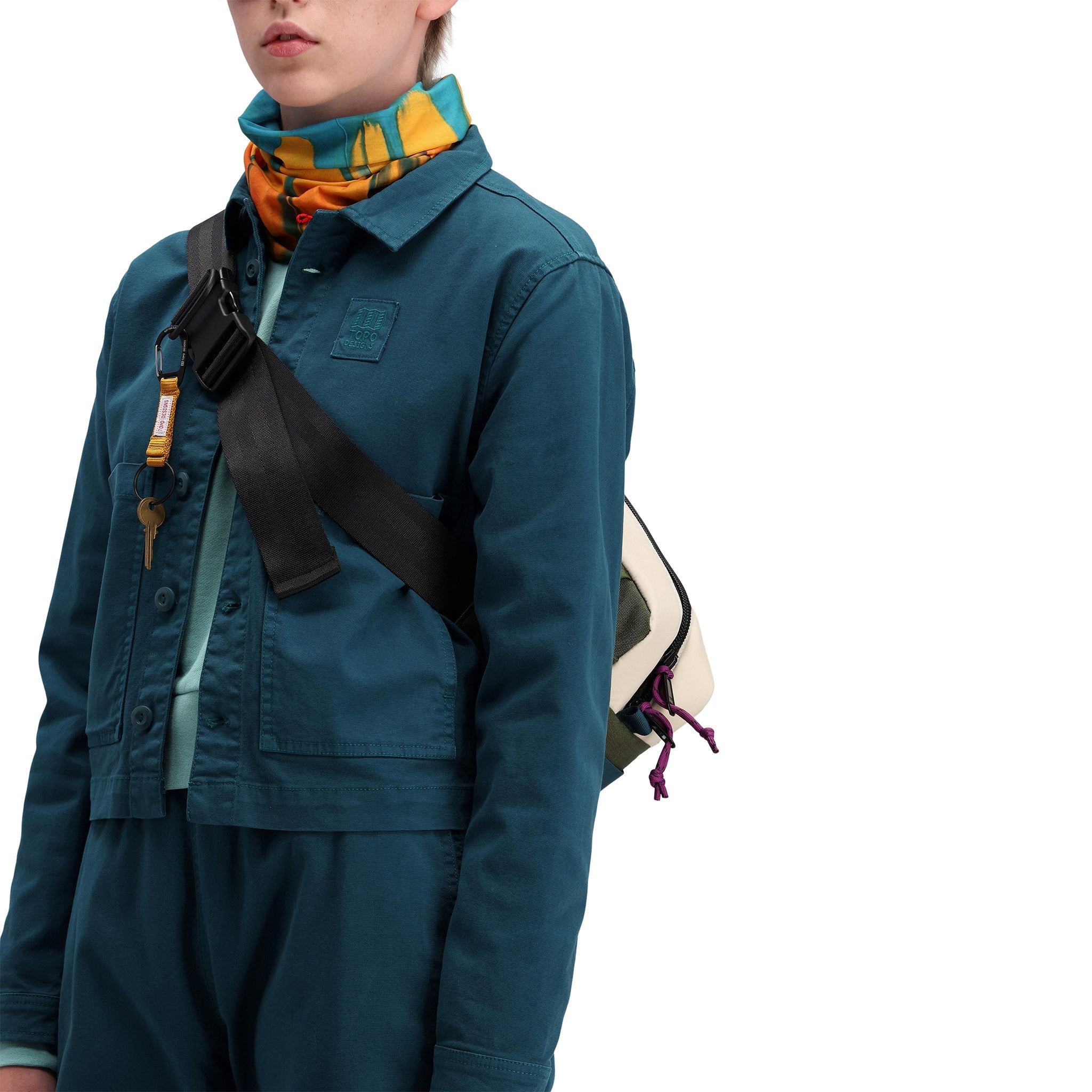 Vordere Modellaufnahme der Topo Designs Damen Dirt Jacket 100% Bio-Baumwolle Shirtjacke in "pond blue".