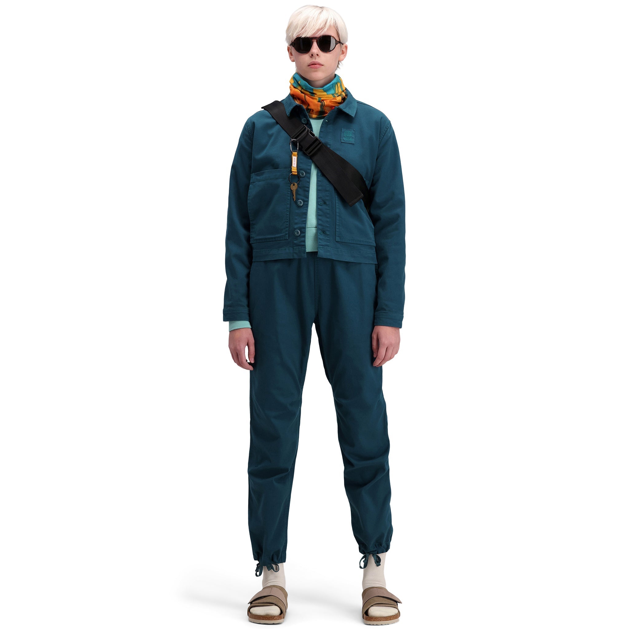 Vordere Modellaufnahme der Topo Designs Damen Dirt Jacket 100% Bio-Baumwolle Shirtjacke in "pond blue".