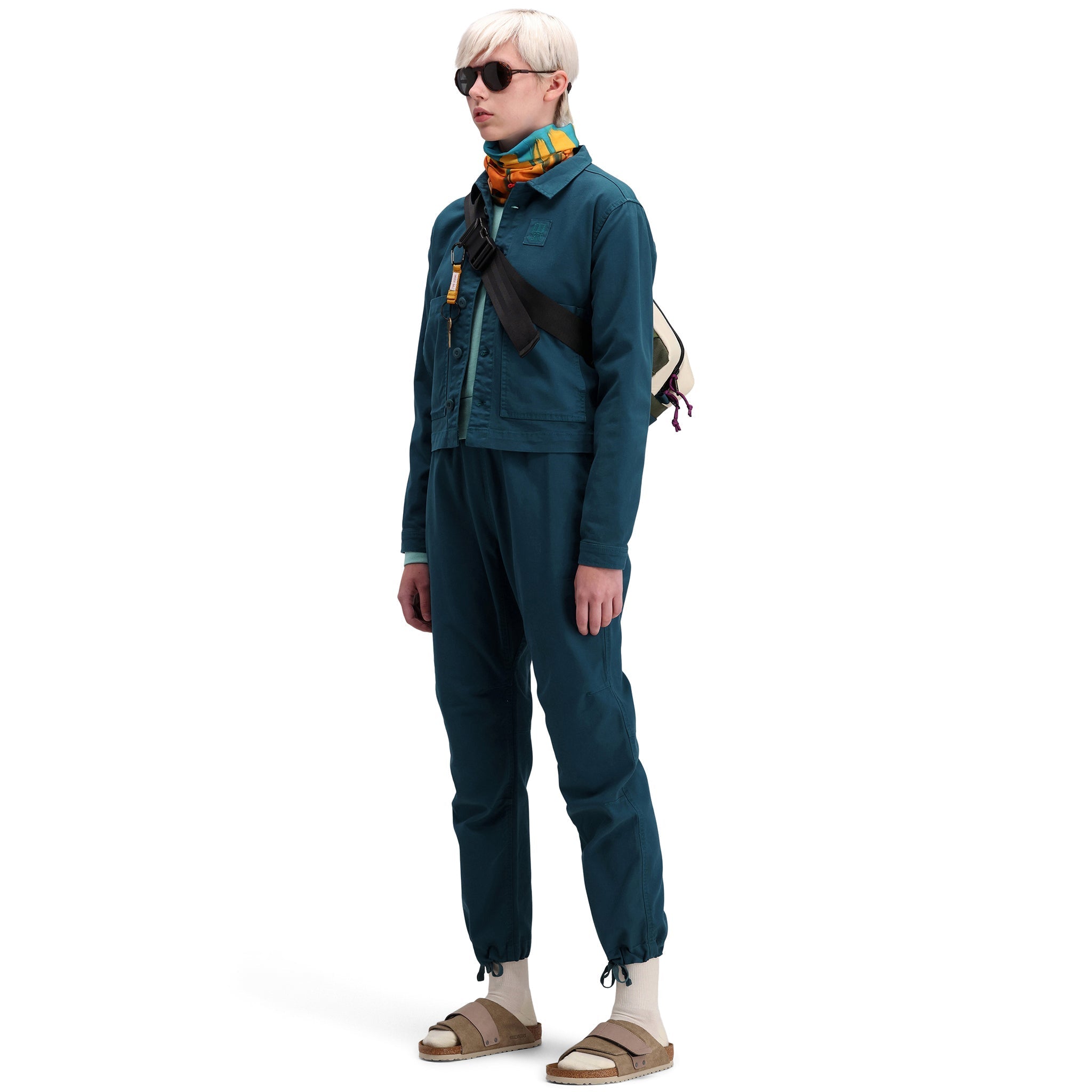 Vordere Modellaufnahme der Topo Designs Damen Dirt Jacket 100% Bio-Baumwolle Shirtjacke in "pond blue".