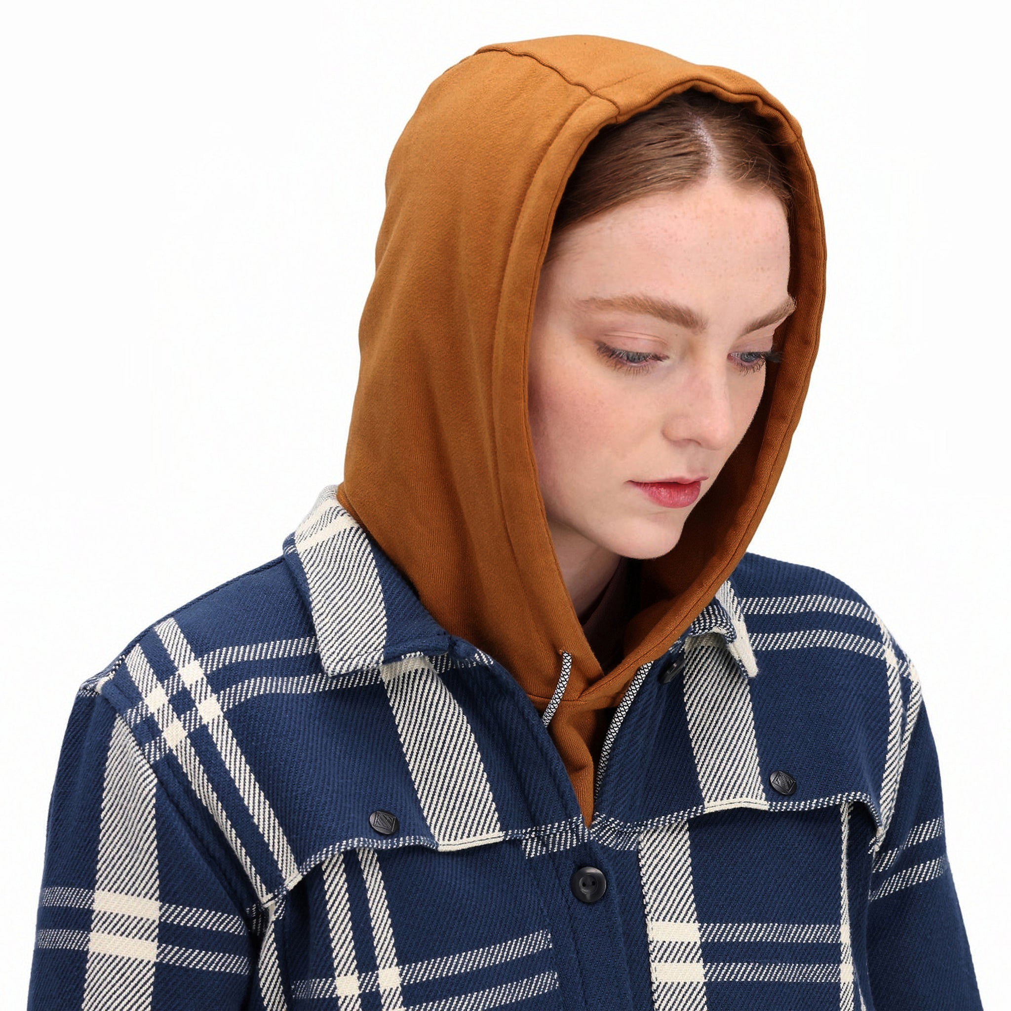 Detailaufnahme des Modells der Topo Designs Damen Mountain Shirt Jacket in "navy / white plaid" mit Kragen und Knöpfen.