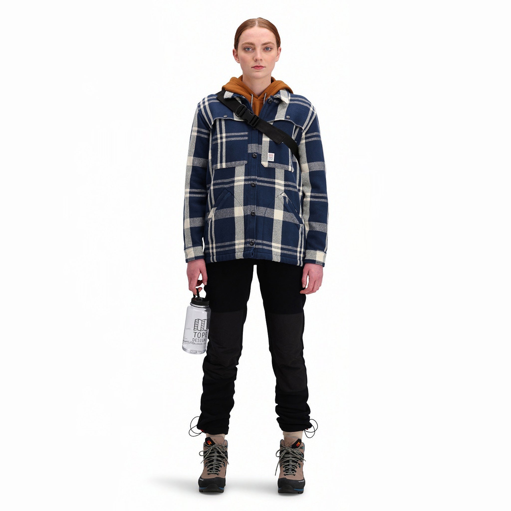 Vordere Modellaufnahme der Topo Designs Damen Mountain Shirt Jacket in "navy/weiß kariert".