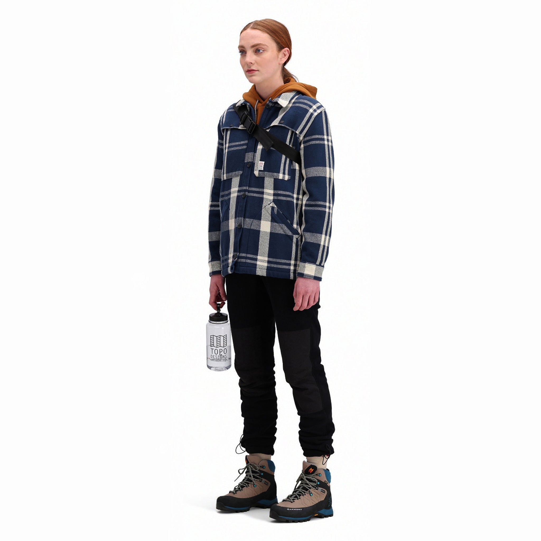 Seitliche Modellaufnahme der Topo Designs Damen Mountain Shirt Jacket in "navy/weiß kariert".