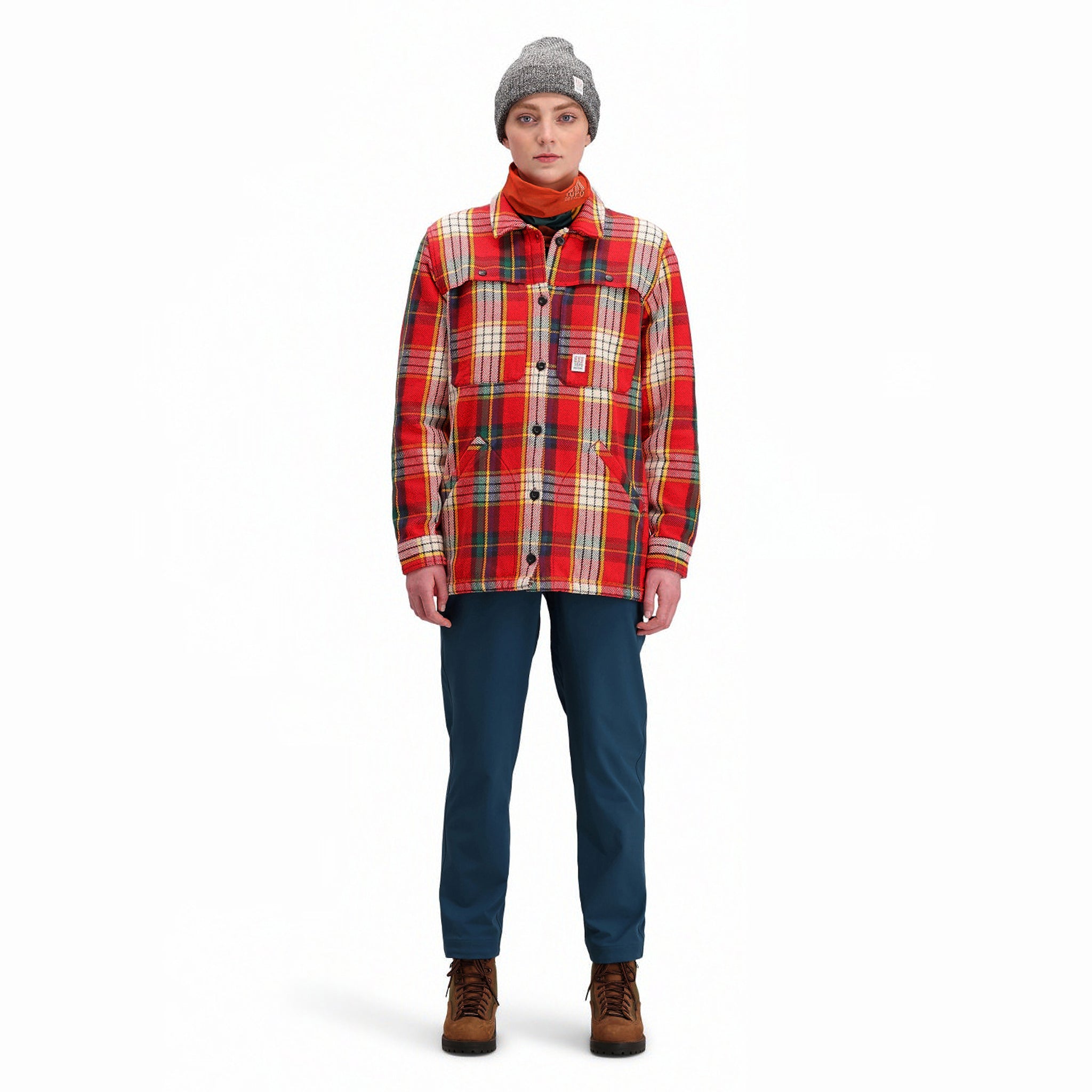 Vordere Modellaufnahme der Topo Designs Damen Mountain Shirt Jacket in "rot / gelb kariert". Zeige auf "braun / natur kariert"