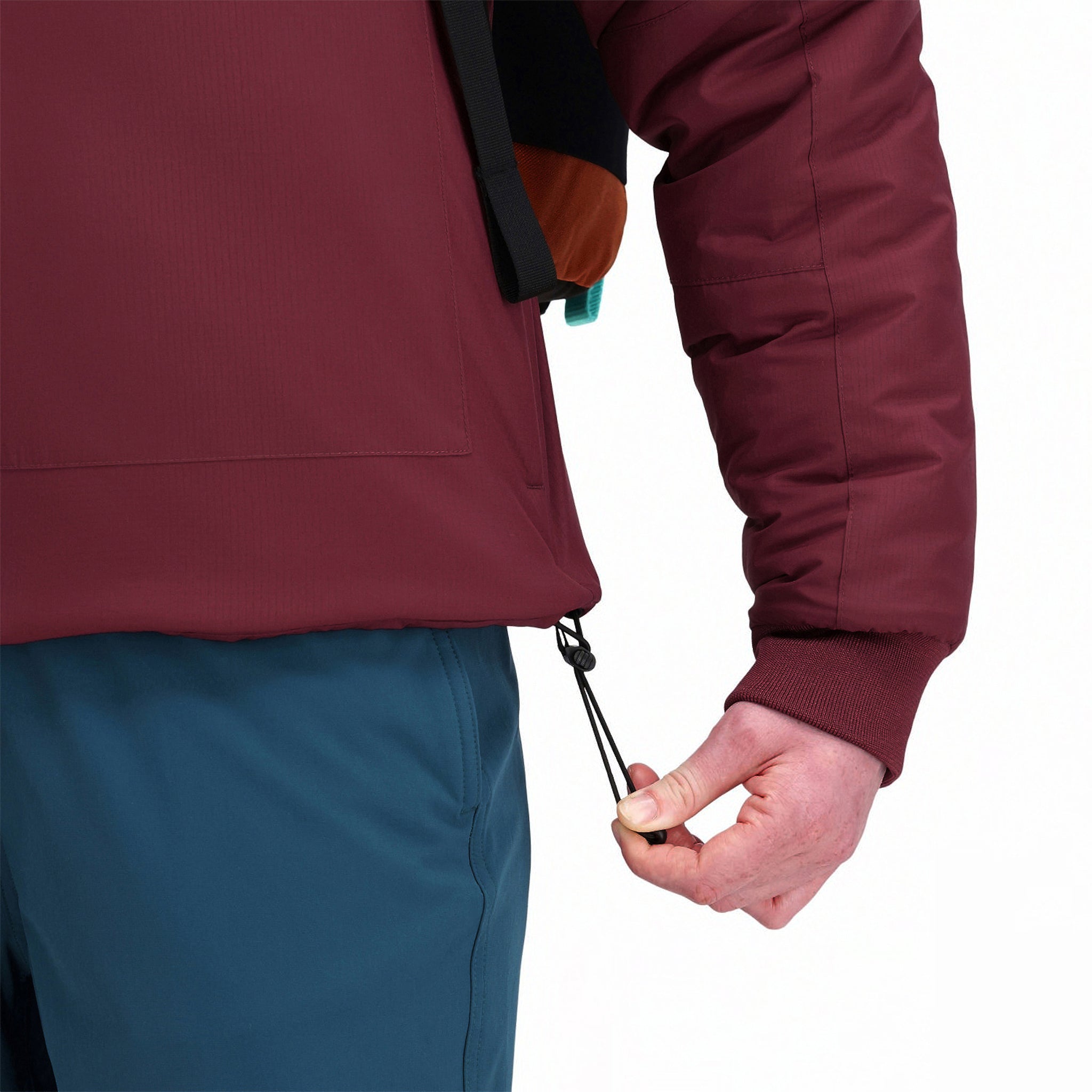 Allgemeine Frontmodellaufnahme der Topo Designs Damen Puffer Primaloft isolierten Hoodie Jacke in "burgundy" rot mit Kordelzug unten. 