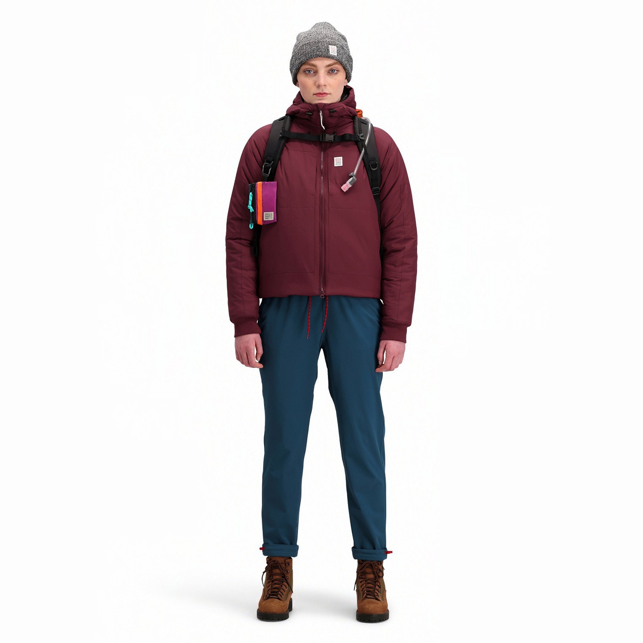 Frontmodell der Topo Designs Damen Puffer Primaloft insulated Hoodie Jacke in "burgundy" rot.