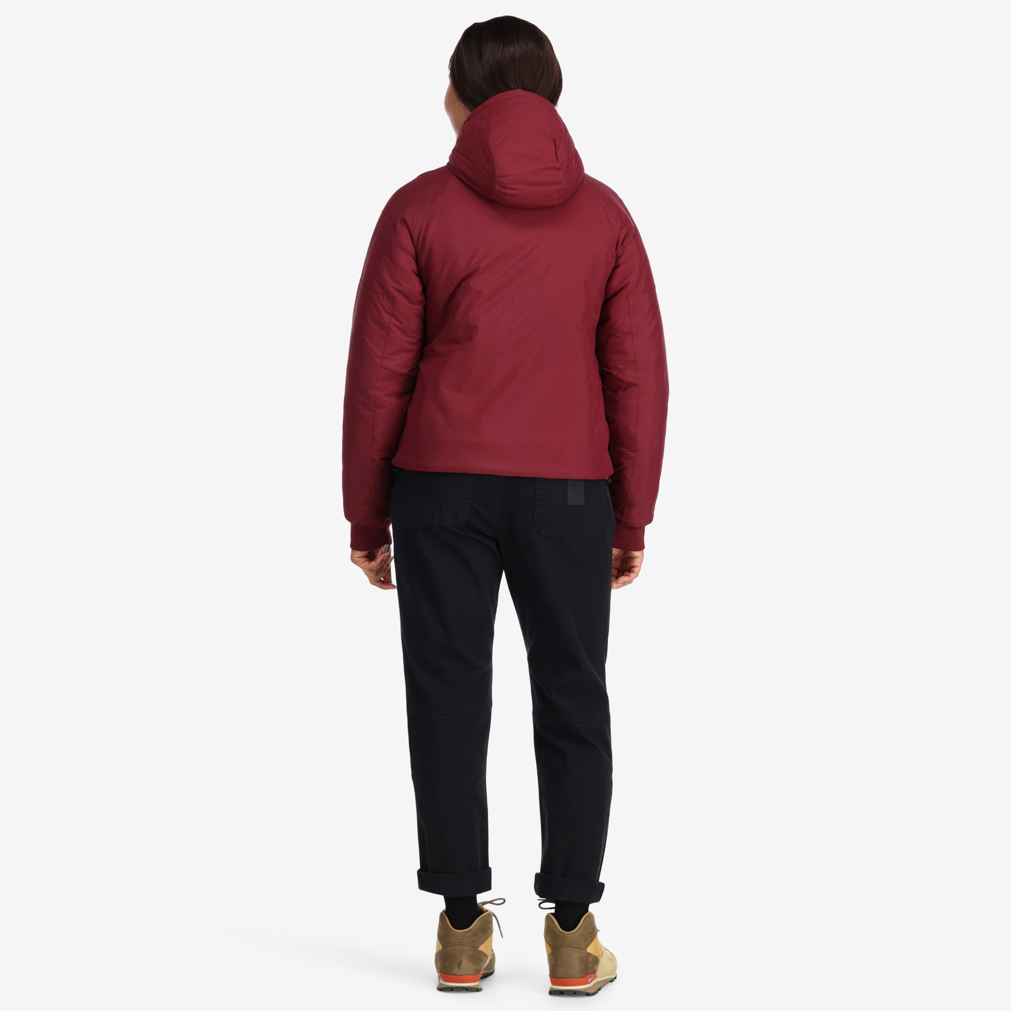 Rückenmodell der Topo Designs Damen Puffer Primaloft insulated Hoodie Jacke in "burgundy" rot.