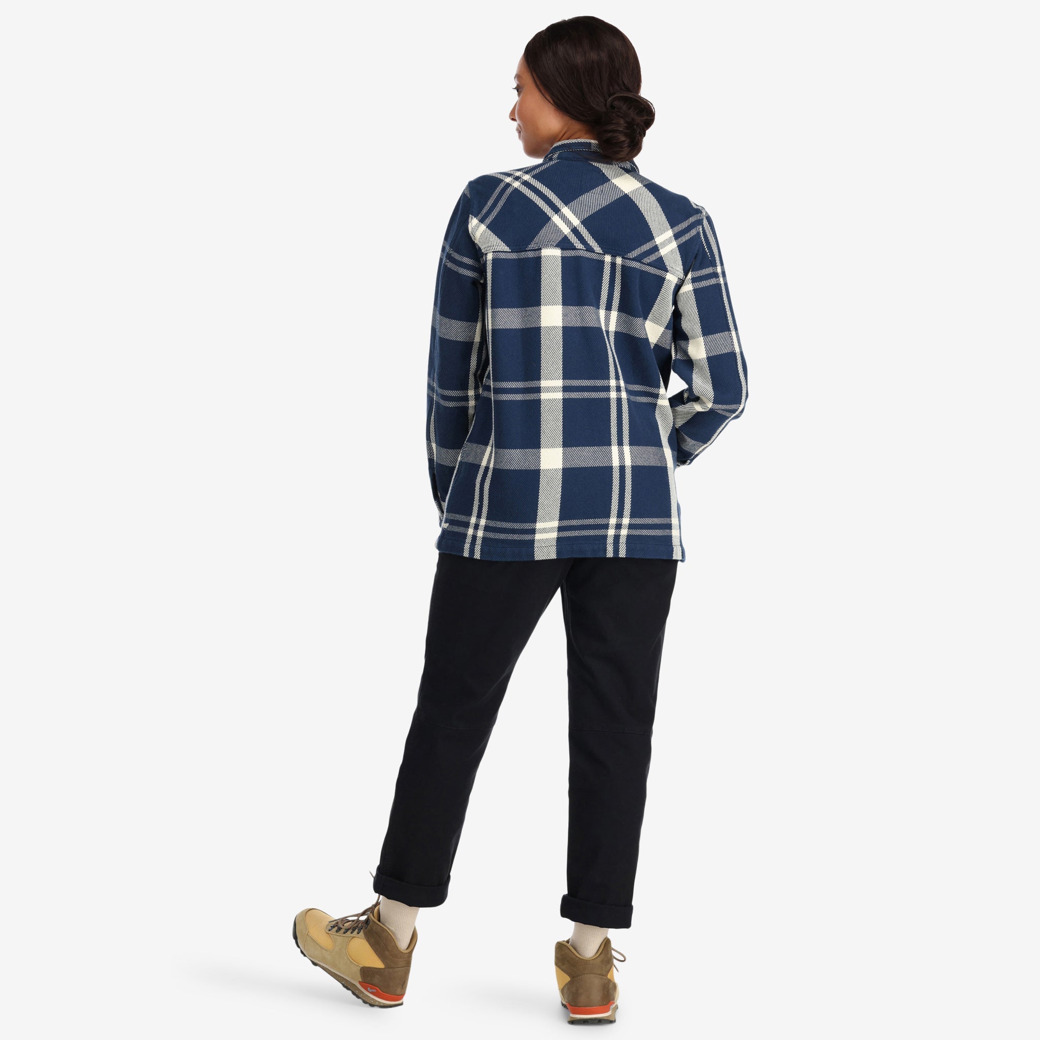 Rückenmodell der Topo Designs Damen Mountain Shirt Jacke in "navy/weiß kariert".