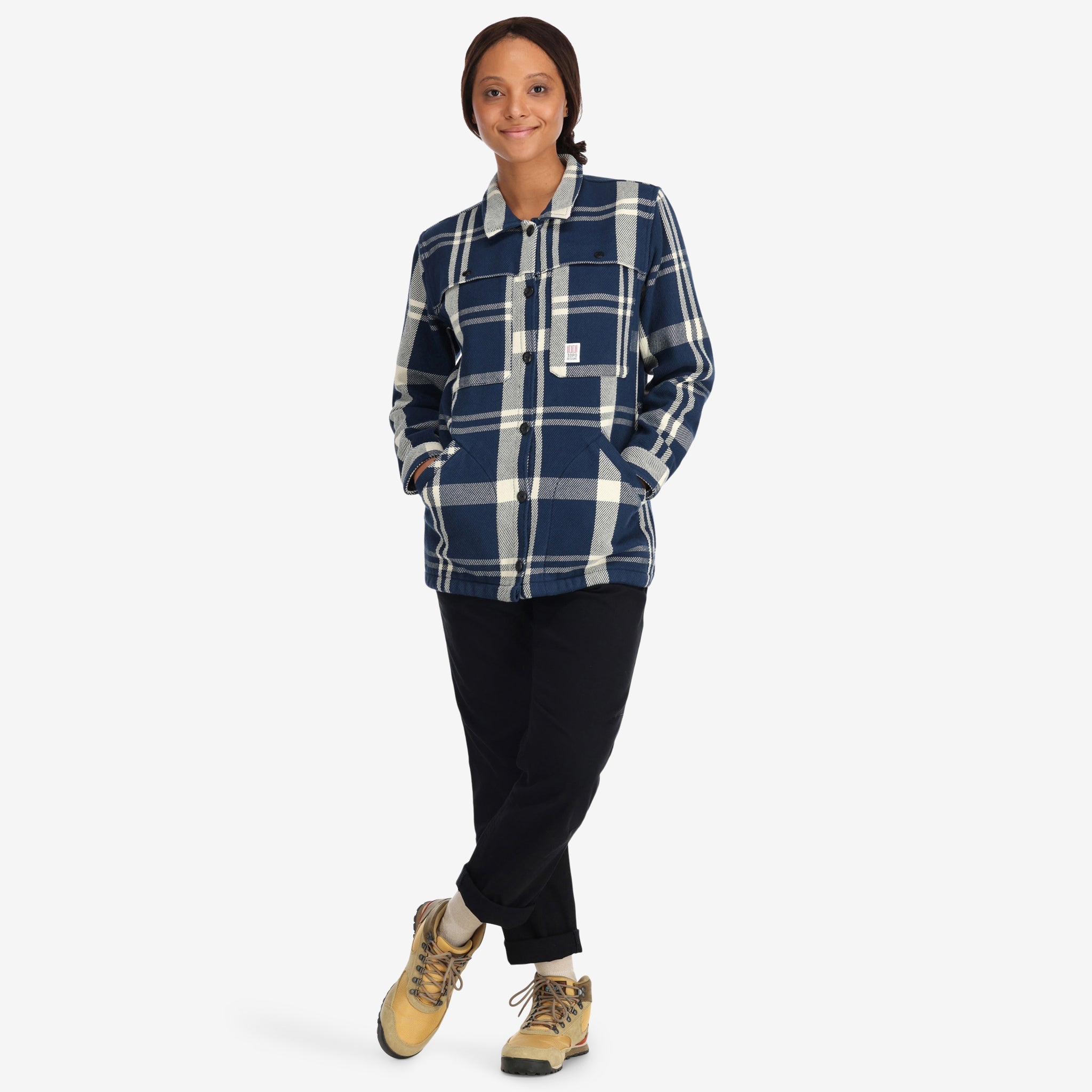 Vordere Modellaufnahme der Topo Designs Damen Mountain Shirt Jacket in "navy/weiß kariert". 