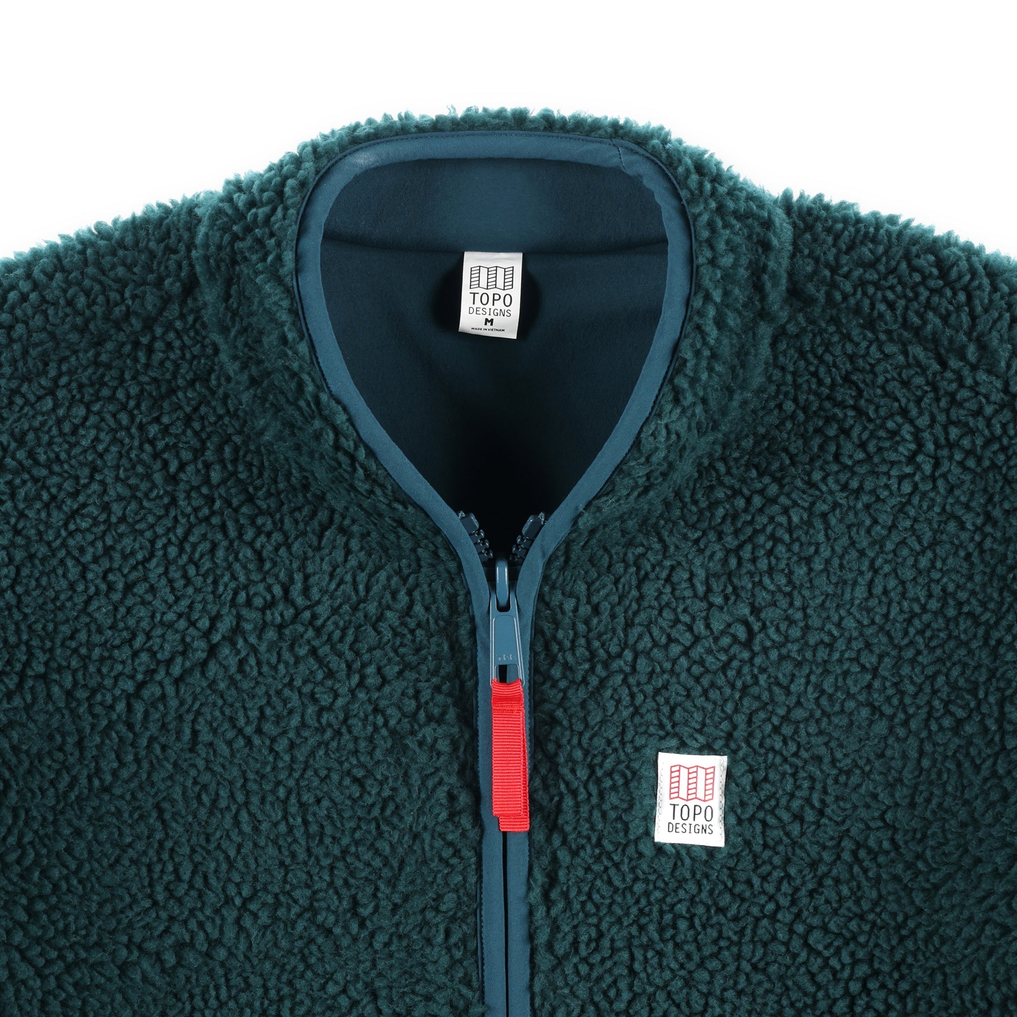 Detailaufnahme von Kragen und Reißverschluss der Topo Designs Damen Sherpa Fleece Wendejacke in "Pond Blue".