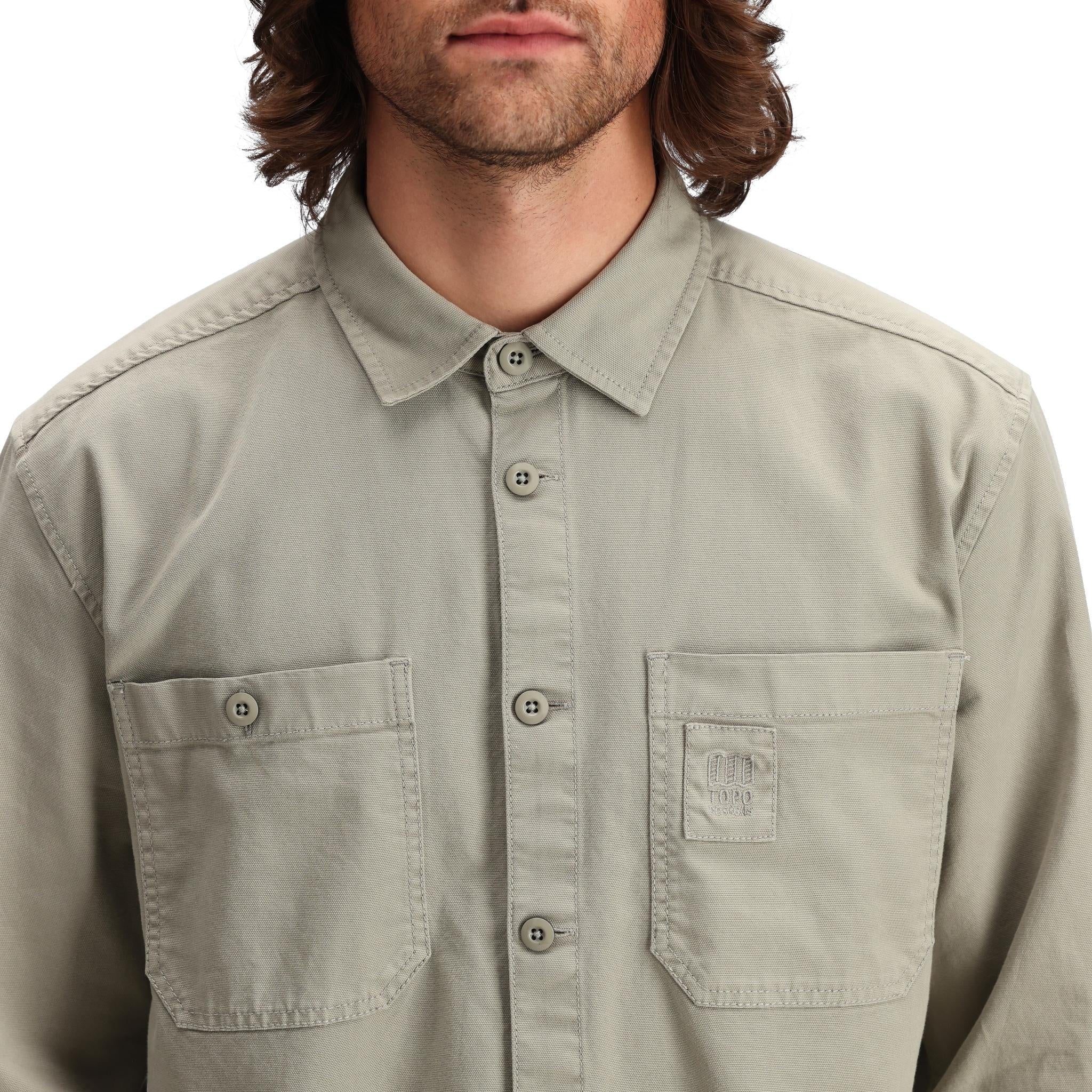 Detailaufnahme des Topo Designs Dirt Overshirt - Herren  in "Dried Sage"