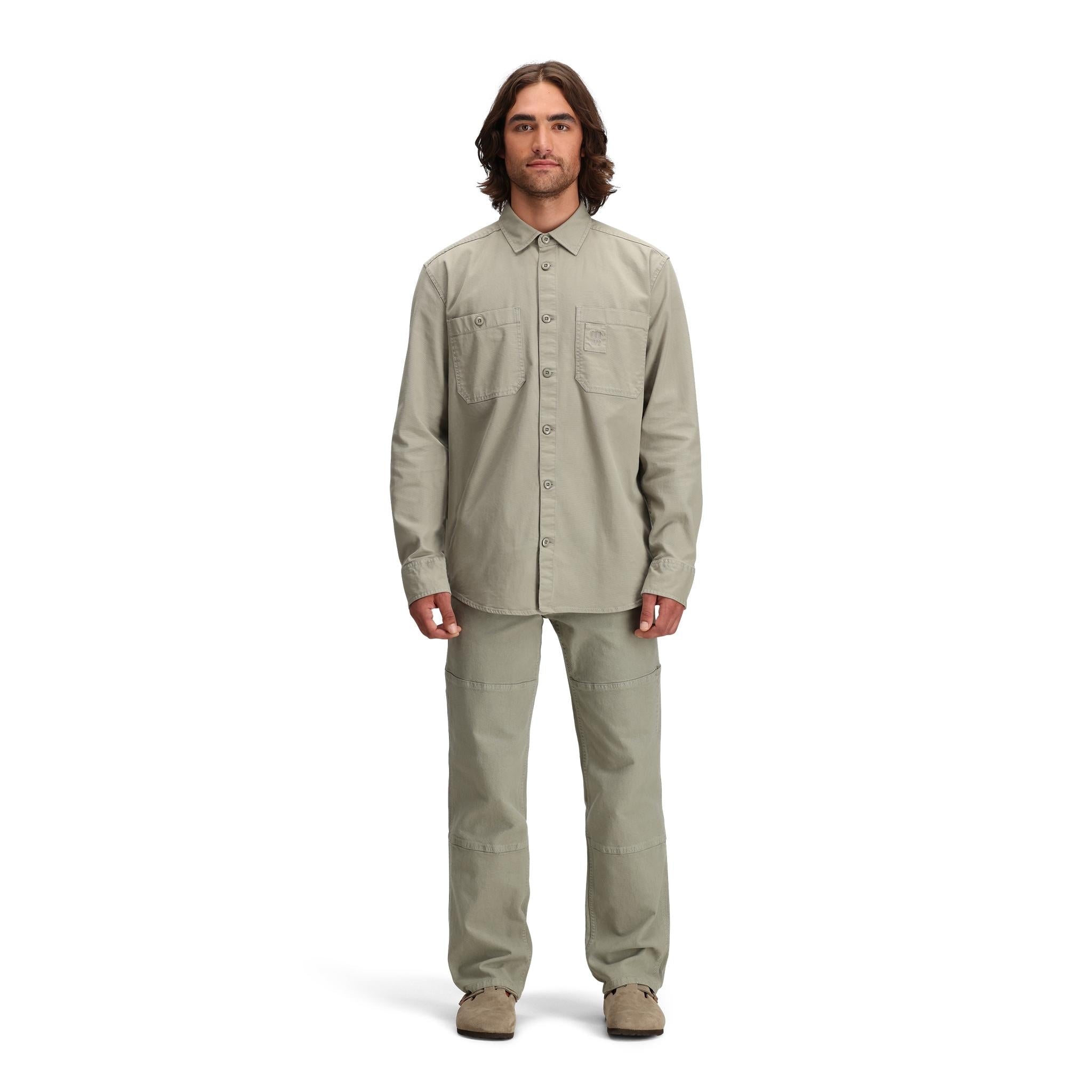 Allgemeine Frontmodellaufnahme der Topo Designs Dirt Utility Hose - Herren  in "Dried Sage"