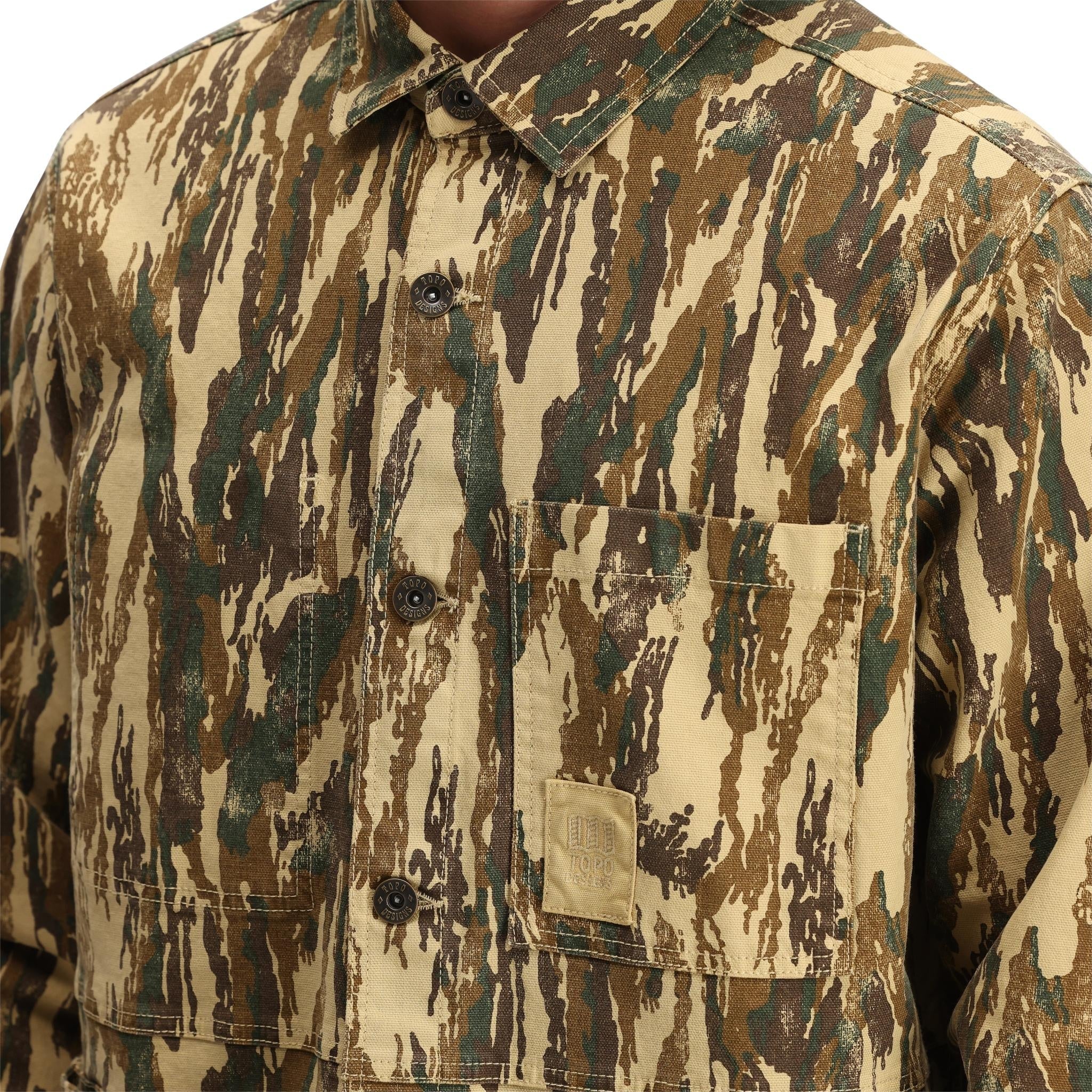 Detailaufnahme der Topo Designs Dirt Utility Jacket - Herren  inDirt Camo Print".