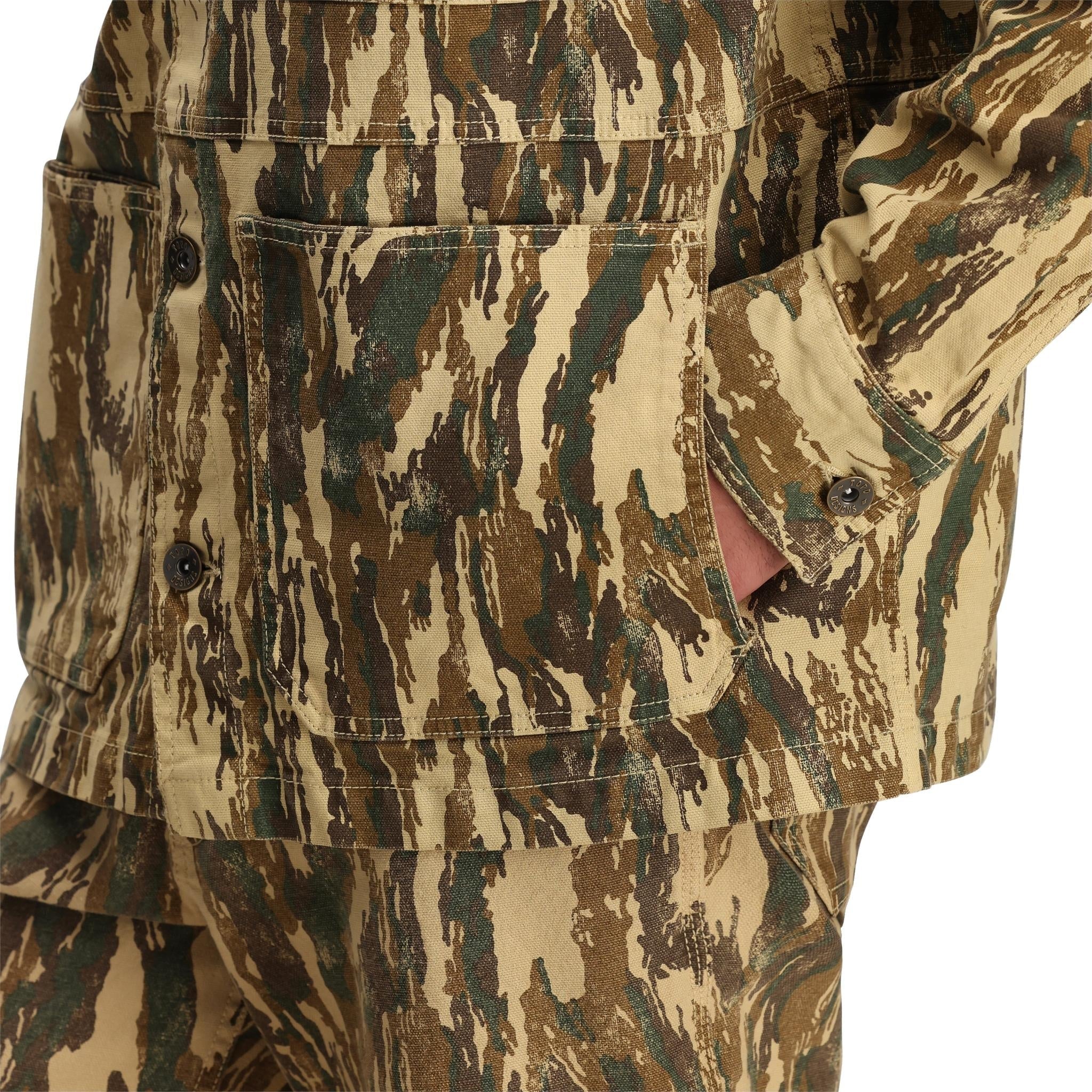 Detailaufnahme der Topo Designs Dirt Utility Jacket - Herren  inDirt Camo Print".