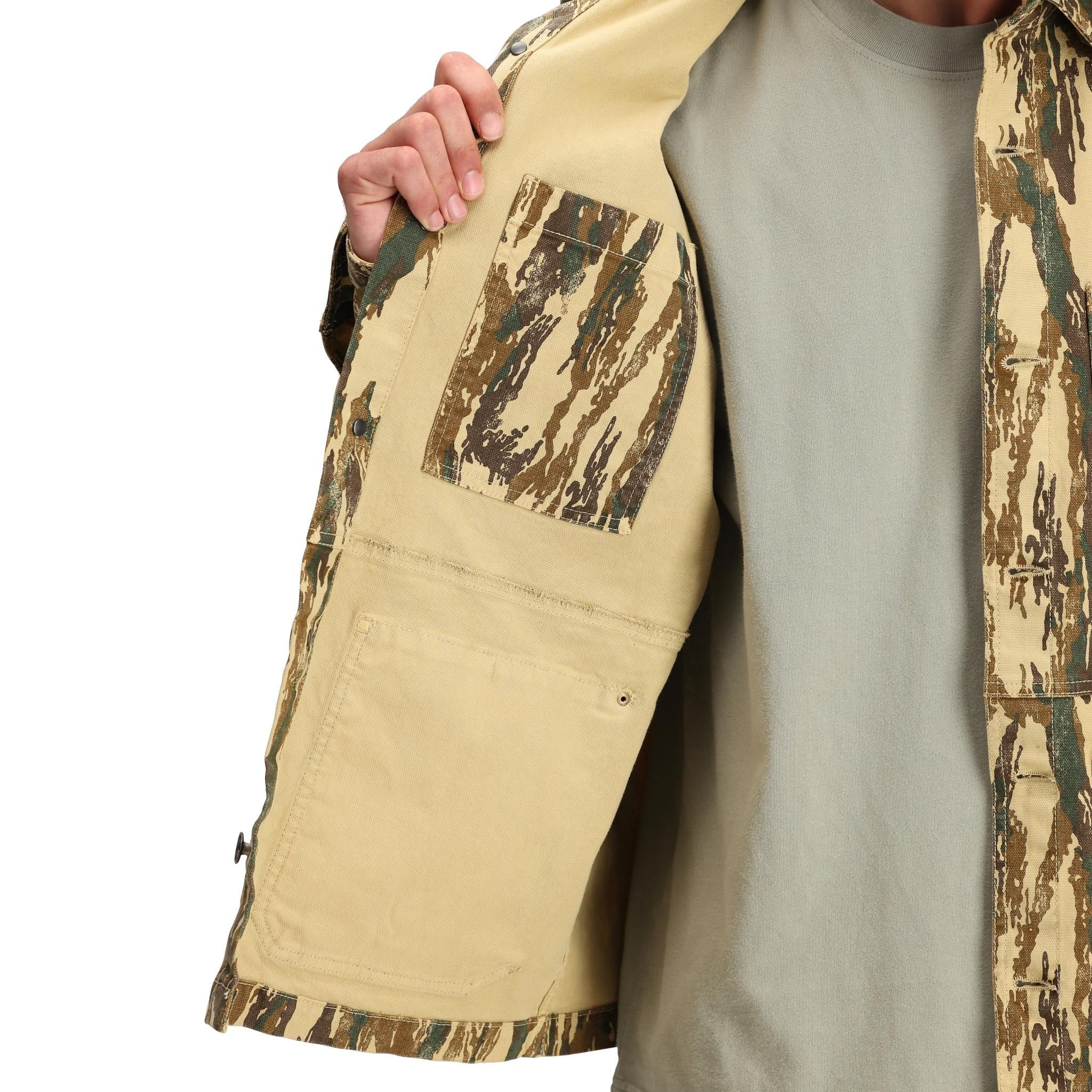 Detailaufnahme der Topo Designs Dirt Utility Jacket - Herren  inDirt Camo Print".