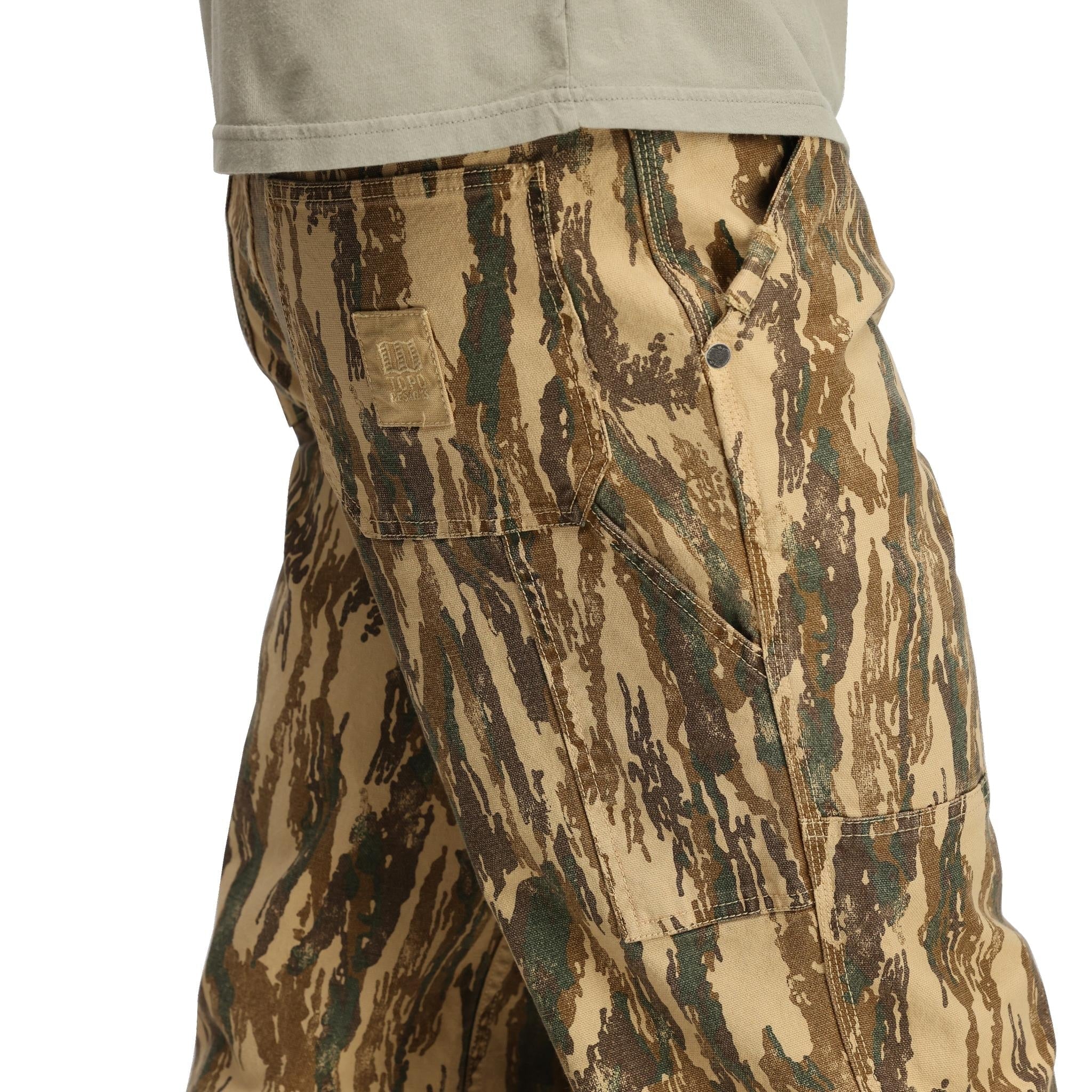 Detailaufnahme der Topo Designs Dirt Utility Hose - Herren  inDirt Camo Print"