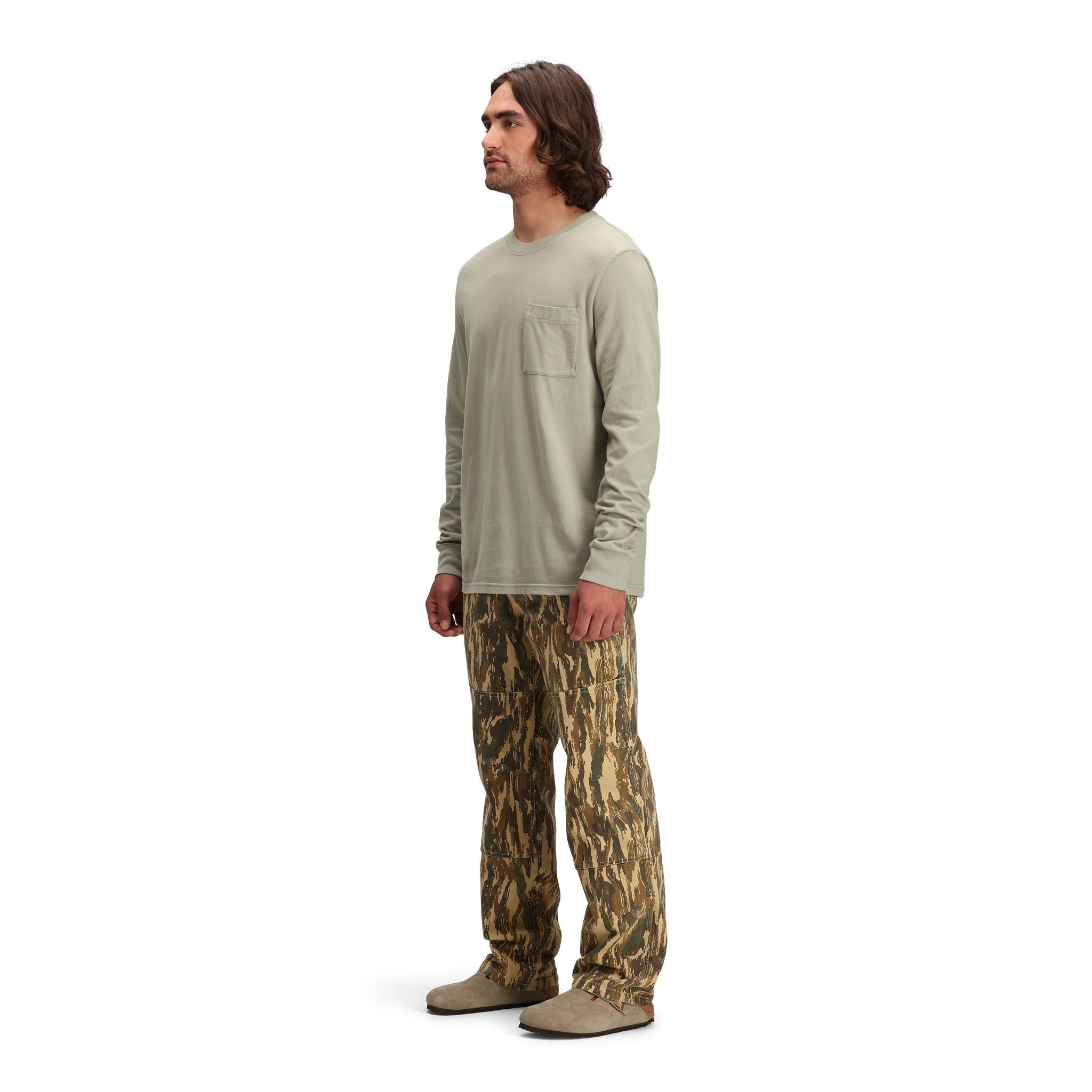 Allgemeine Seitenmodellaufnahme der Topo Designs Dirt Utility Hose - Herren  inDirt Camo Print".