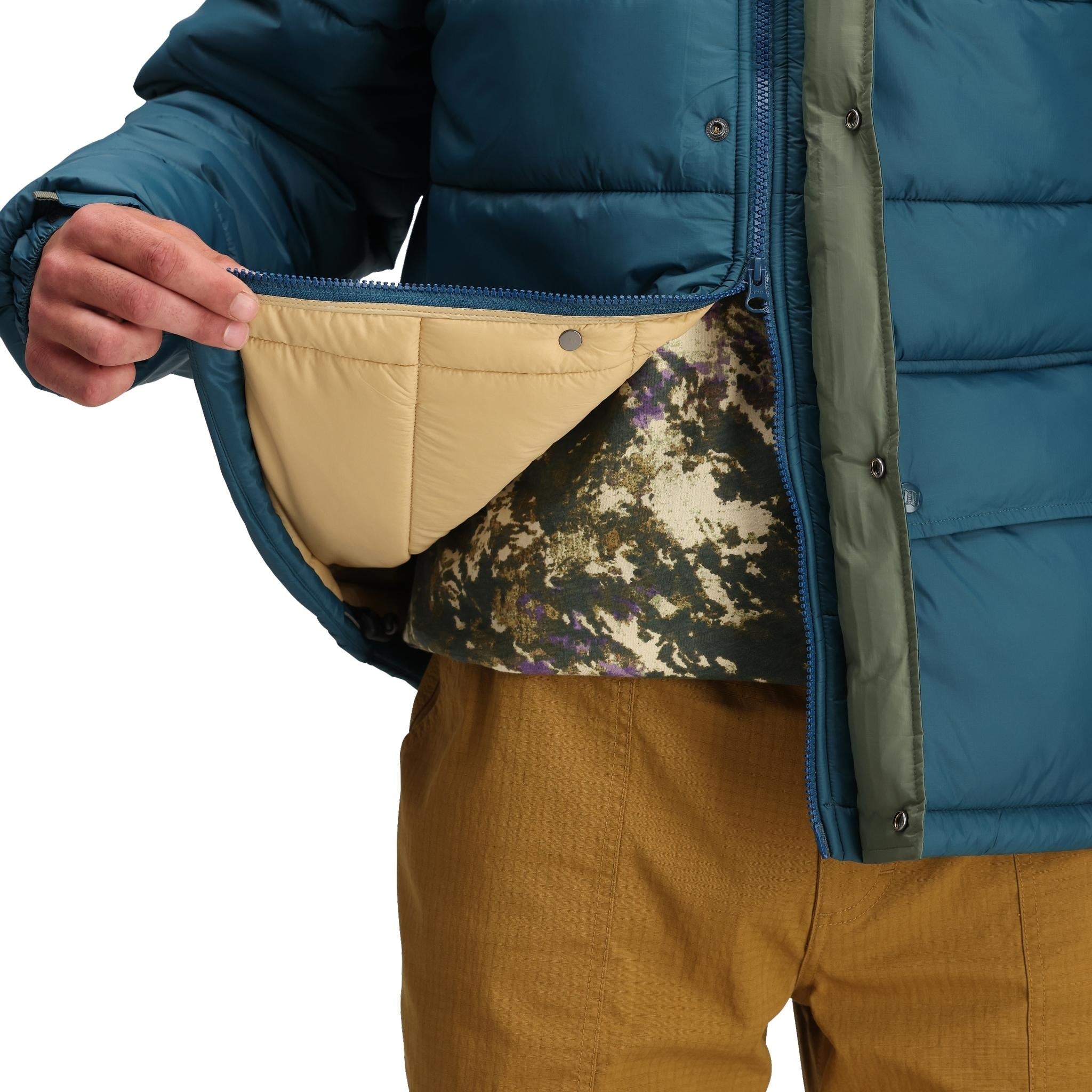 Detailaufnahme der Topo Designs Retro Ridge Pufferjacke - Herren  in "Pond Blue / Beetle"