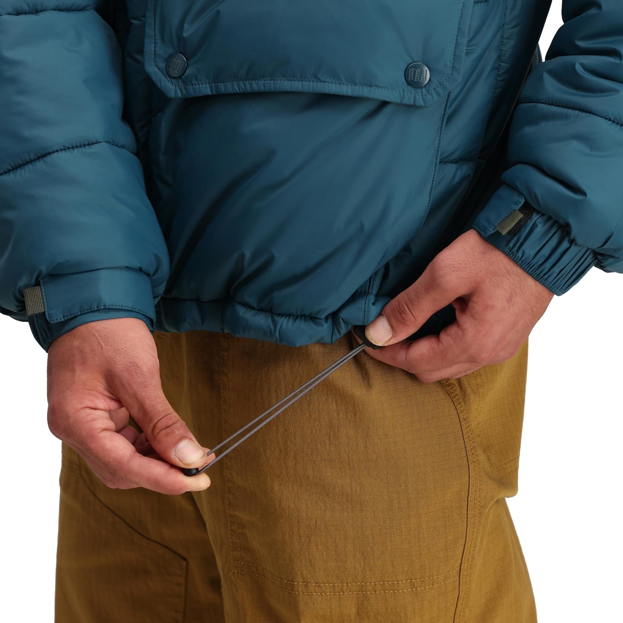 Detailaufnahme der Topo Designs Retro Ridge Pufferjacke - Herren  in "Pond Blue / Beetle"