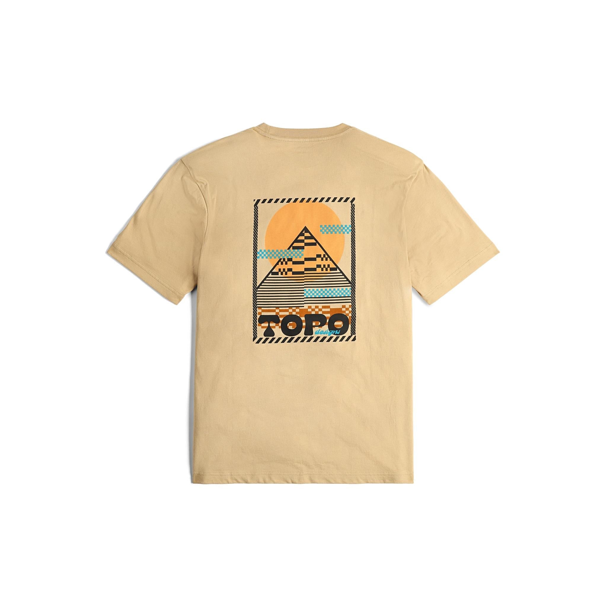 Rückansicht des Topo Designs Virtual Peak Tee - Herren in "Sahara"