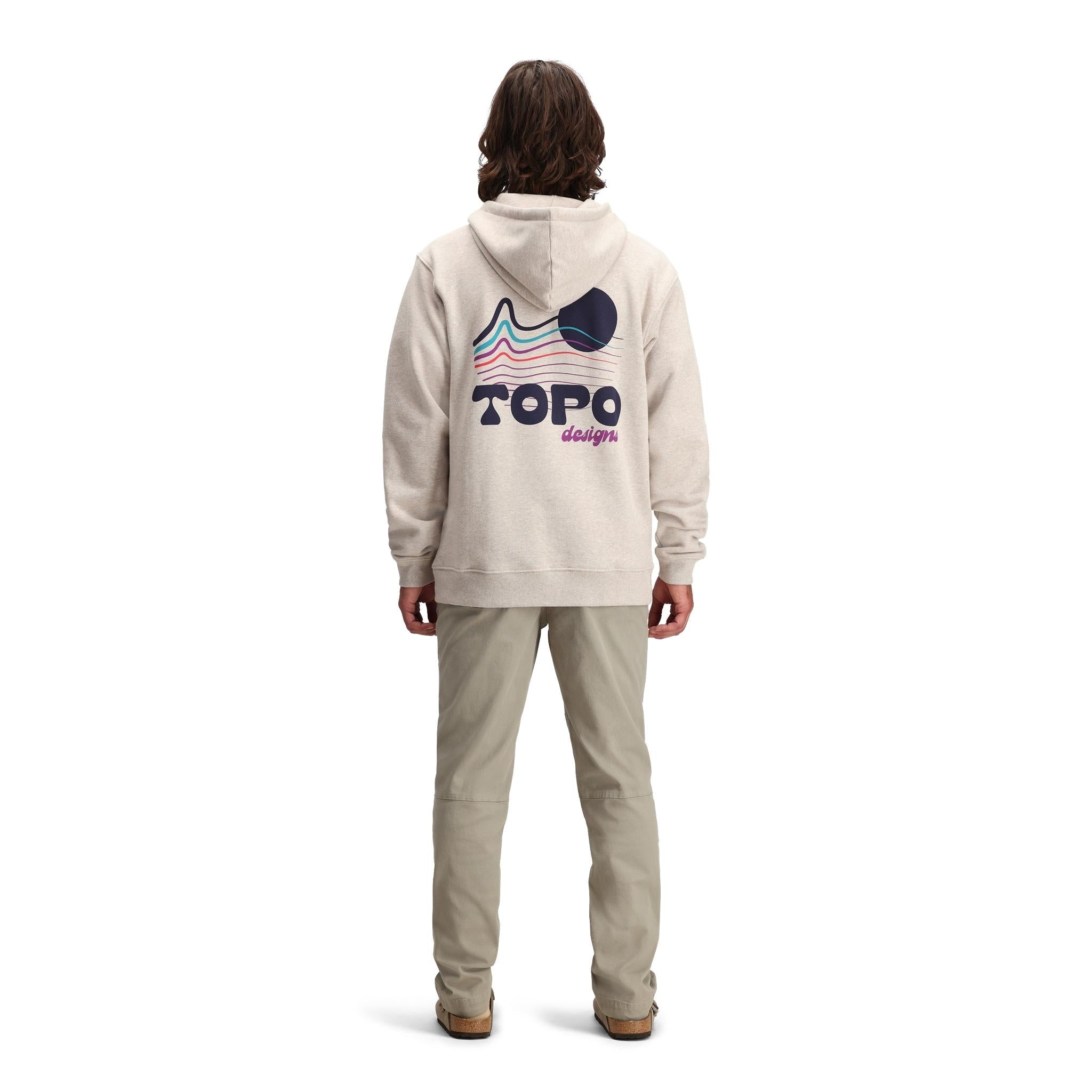 Allgemeine Rückenmodellaufnahme des Topo Designs Alpine High Hoodie - Heat Waves in "Oatmeal Heather"