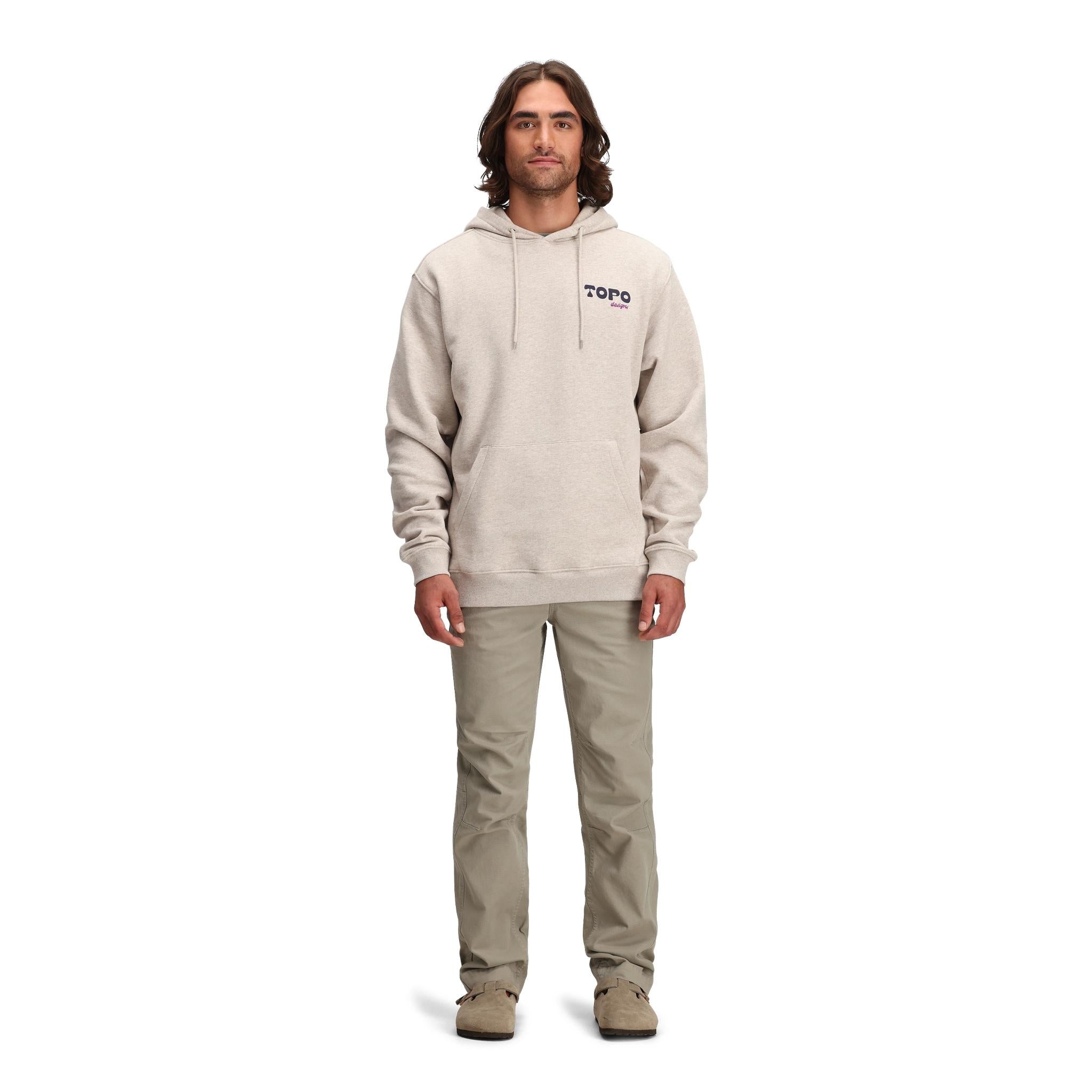 Allgemeine Frontmodellaufnahme des Topo Designs Alpine High Hoodie - Heat Waves in "Oatmeal Heather"