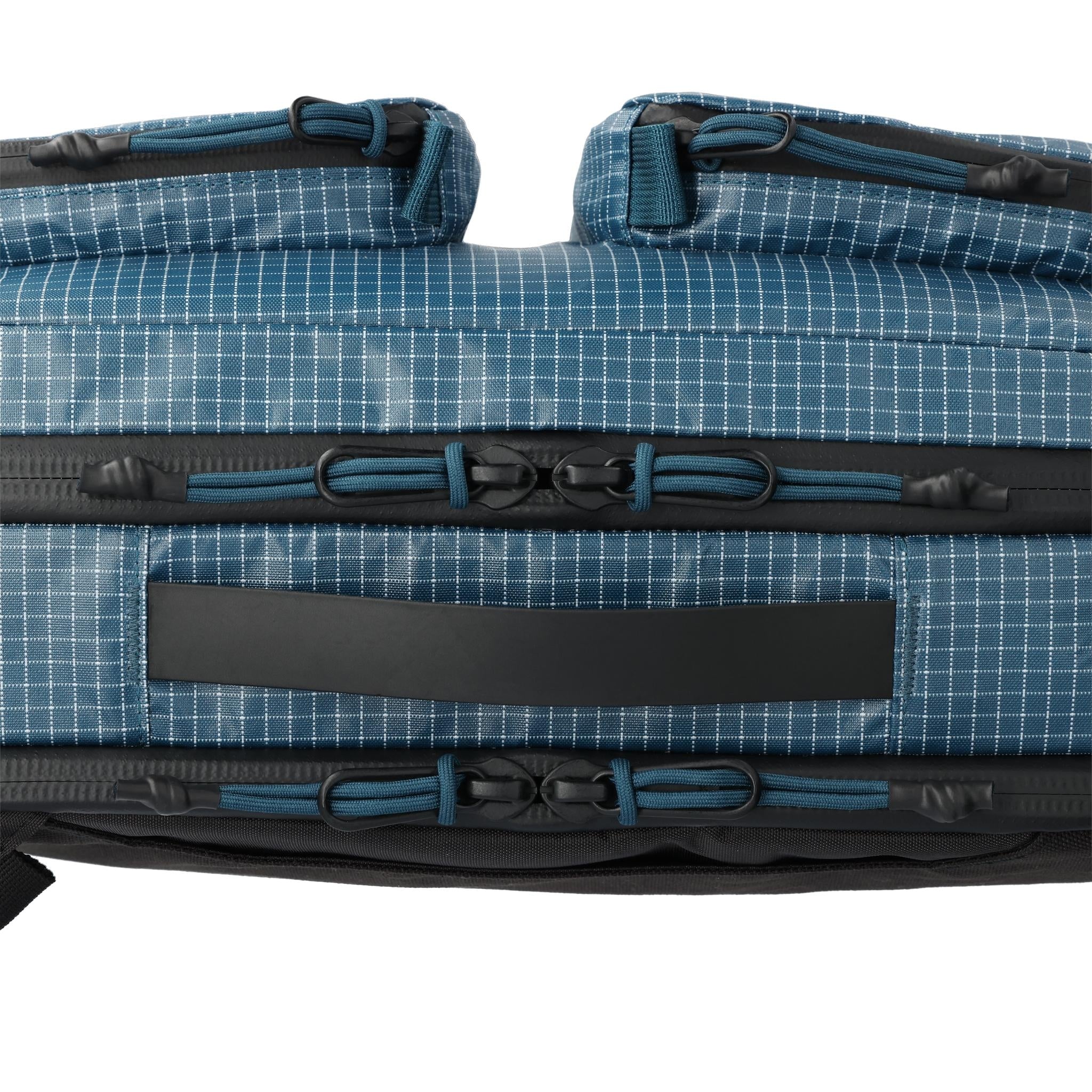 Detailaufnahme der Topo Designs Apex Briefcase in "Pond Blue"