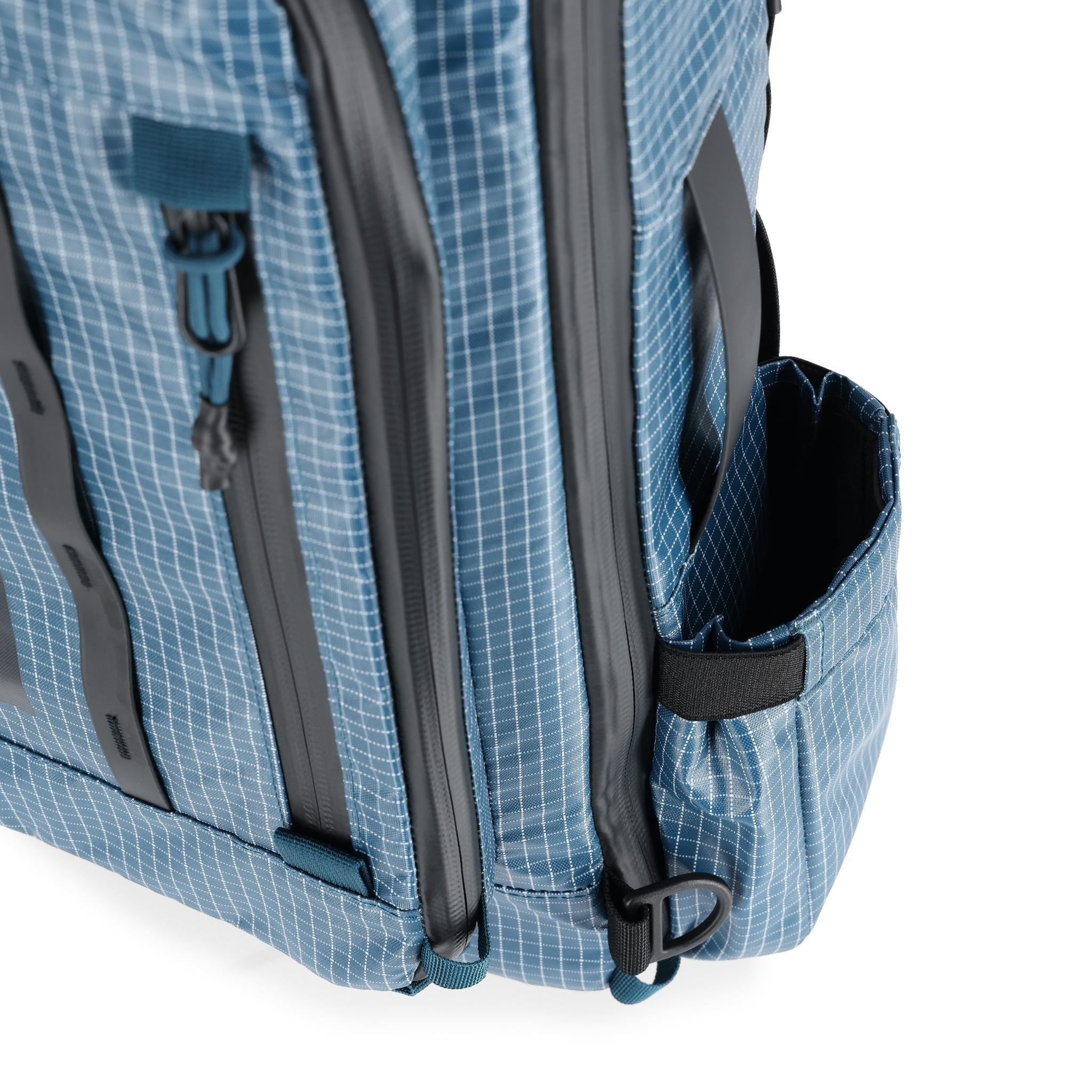 Detailaufnahme der Topo Designs Apex Reisetasche 30L in "Pond Blue"