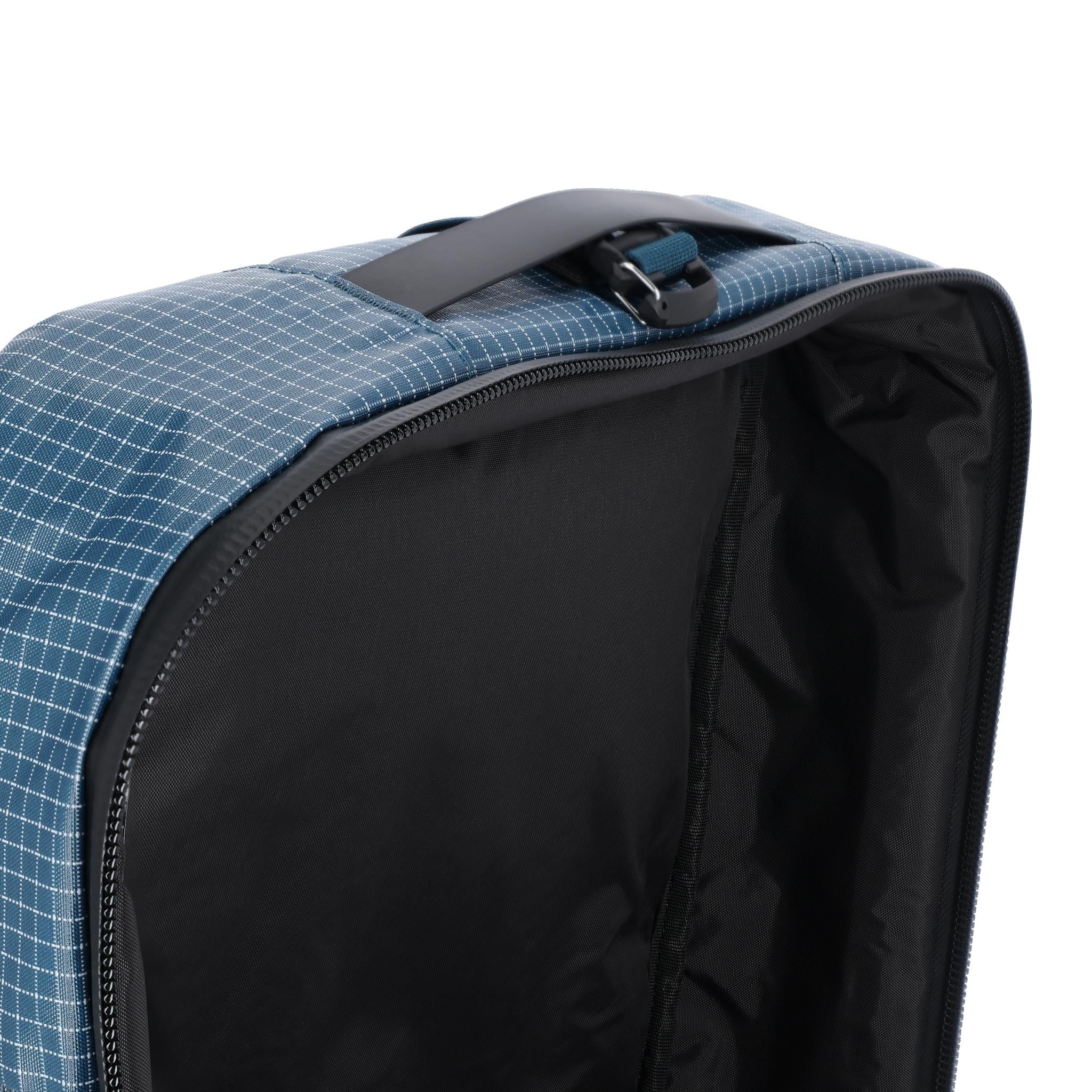 Detailaufnahme der Topo Designs Apex Reisetasche 30L in "Pond Blue"