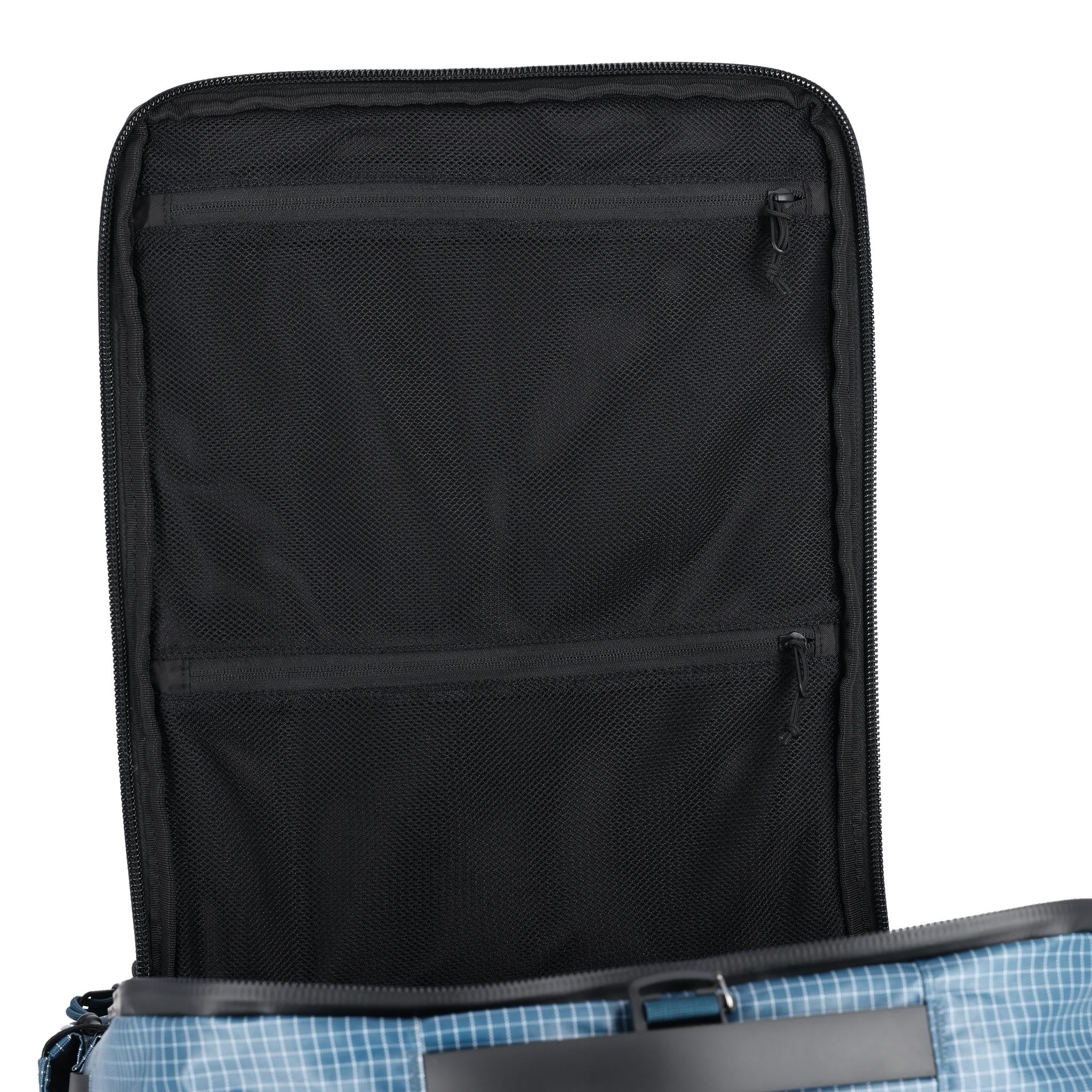 Detailaufnahme der Topo Designs Apex Reisetasche 30L in "Pond Blue"